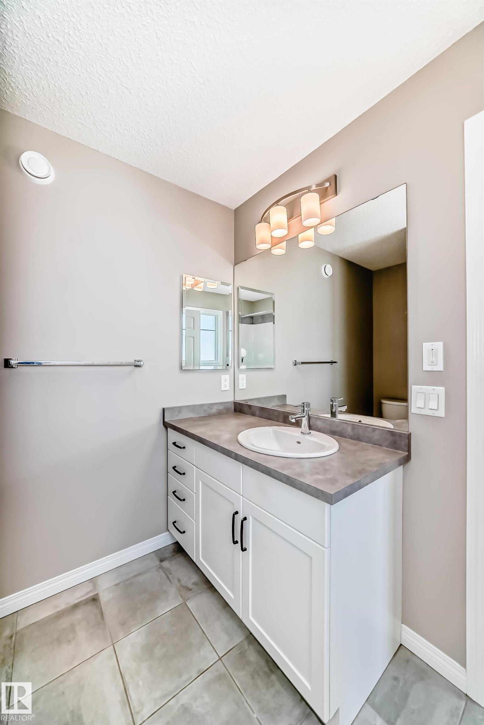 5227 Crabapple Link, Edmonton, AB - Indoor Photo Showing Bathroom
