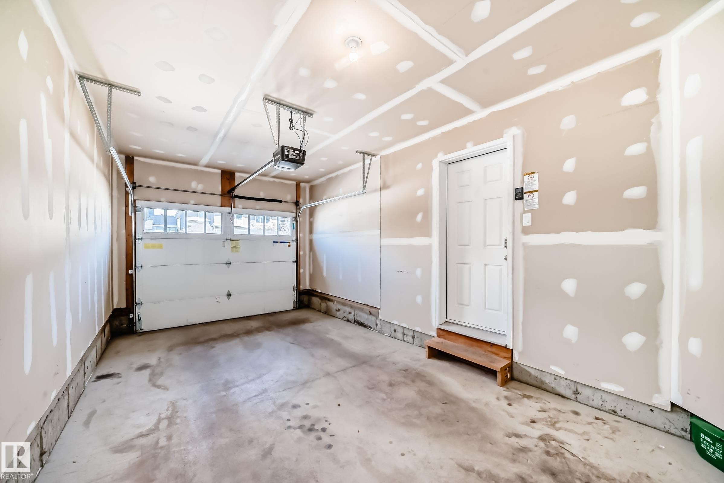 5227 Crabapple Link, Edmonton, AB - Indoor Photo Showing Garage