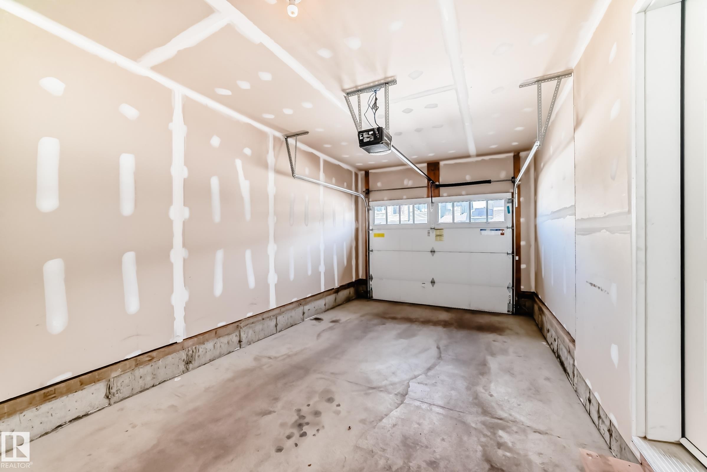 5227 Crabapple Link, Edmonton, AB - Indoor Photo Showing Garage