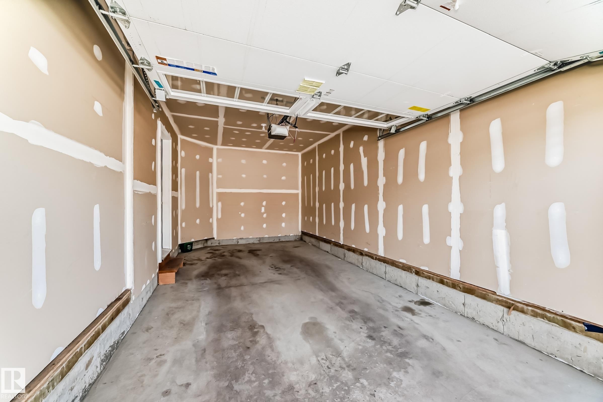 5227 Crabapple Link, Edmonton, AB - Indoor Photo Showing Garage