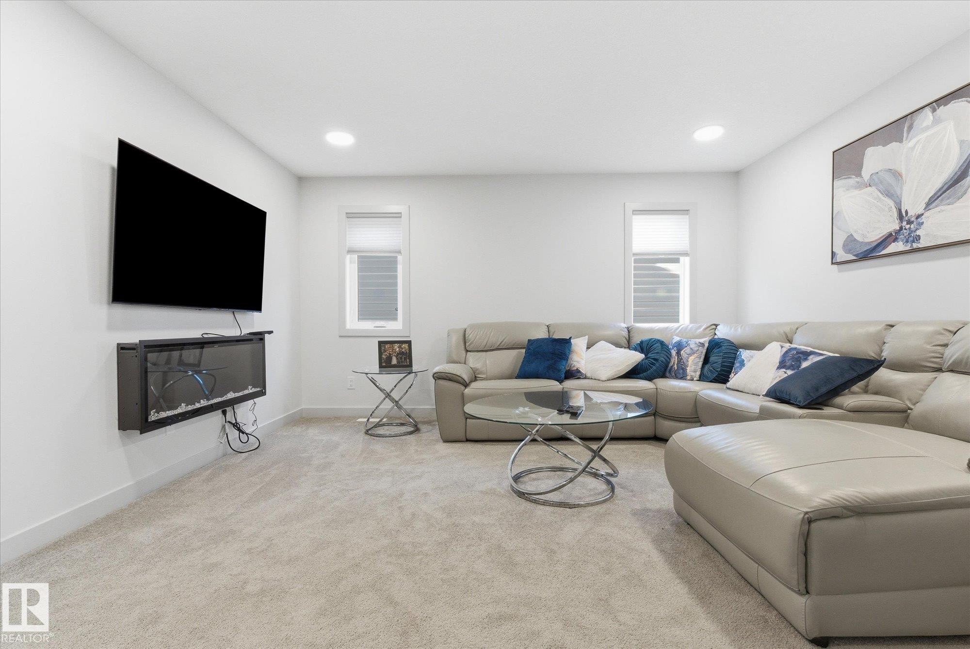 33 Sumac Close, Fort Saskatchewan, AB - Indoor Photo Showing Living Room