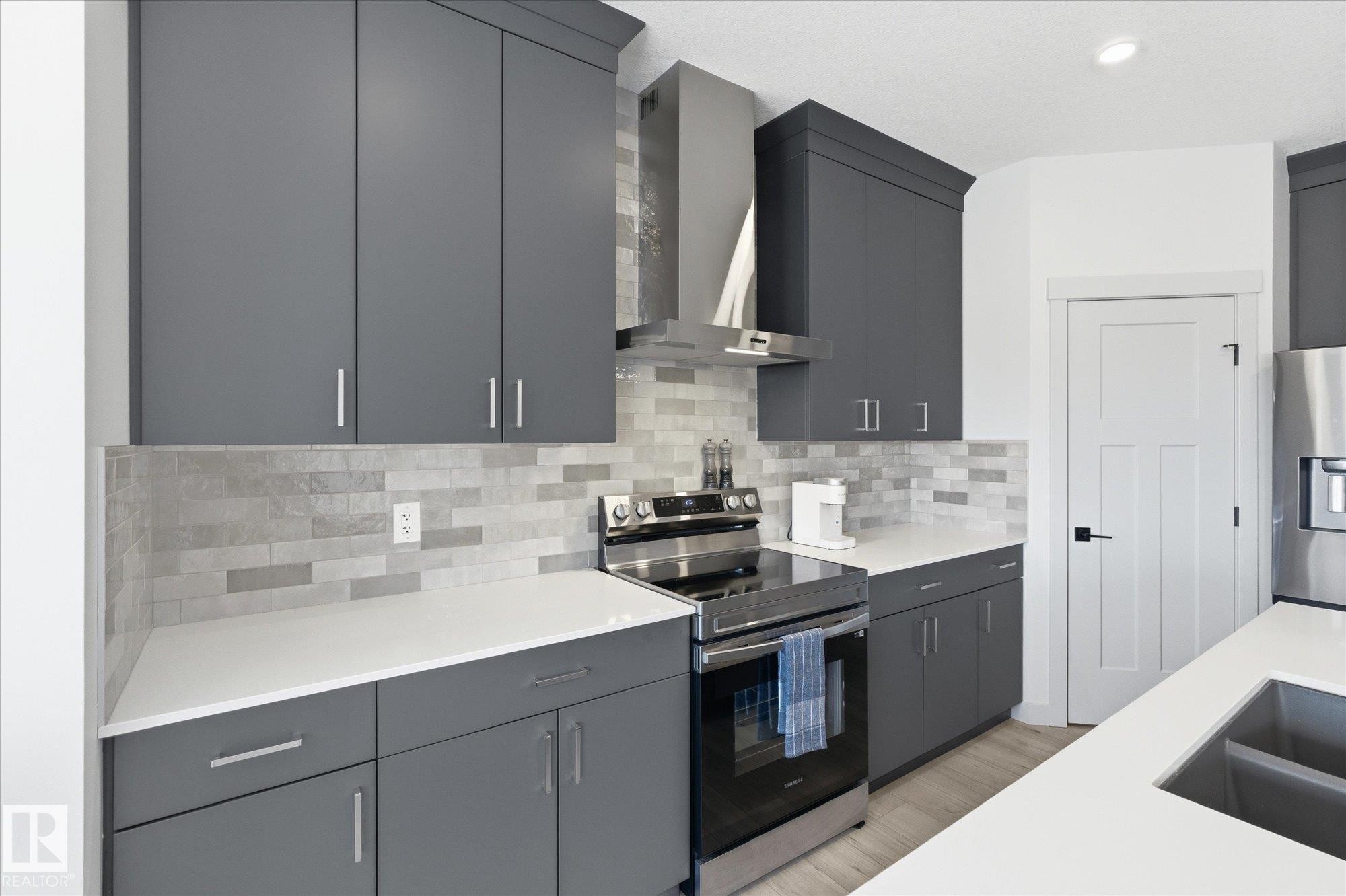 33 Sumac Close, Fort Saskatchewan, AB - Indoor Photo Showing Kitchen With Upgraded Kitchen