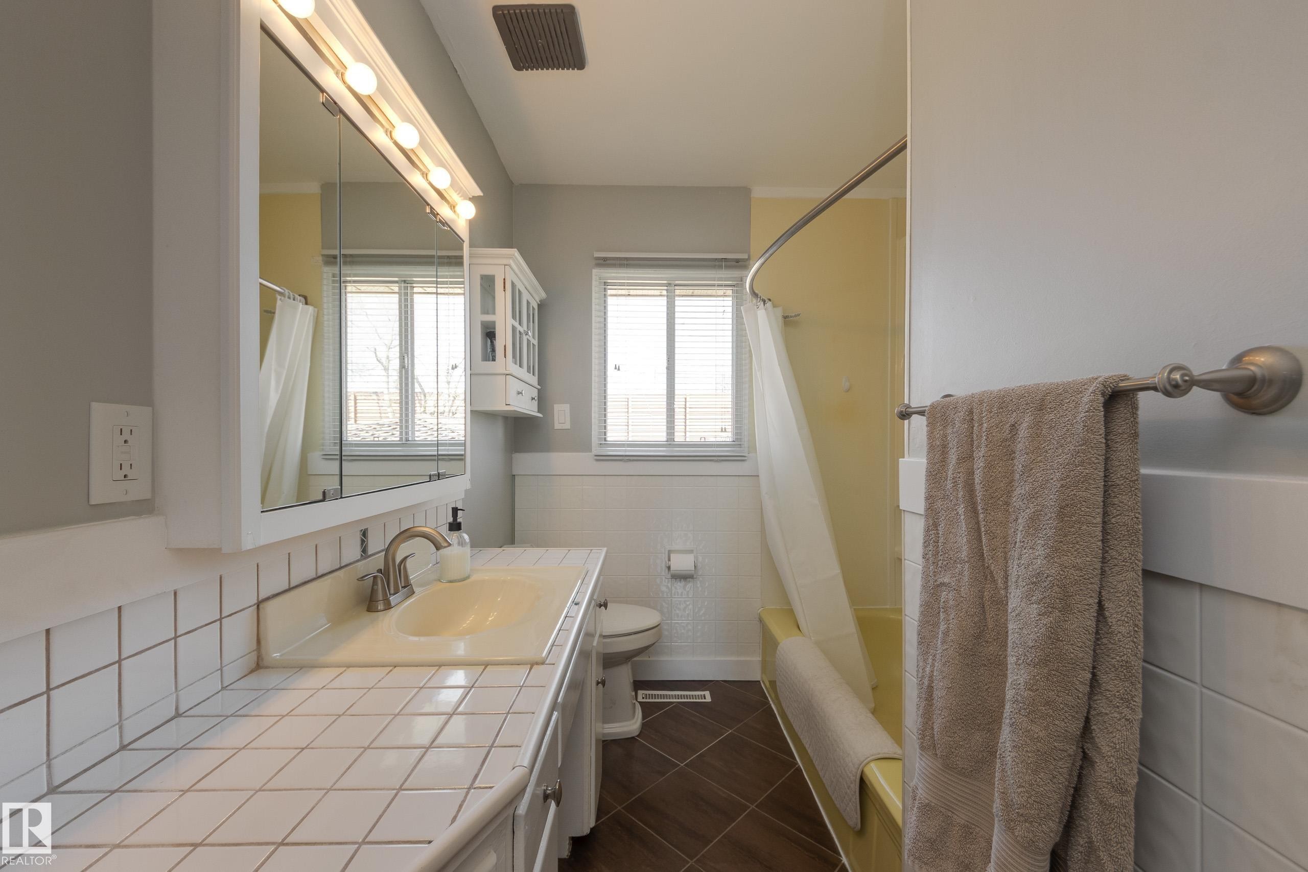 15972 110B Avenue, Edmonton, AB - Indoor Photo Showing Bathroom