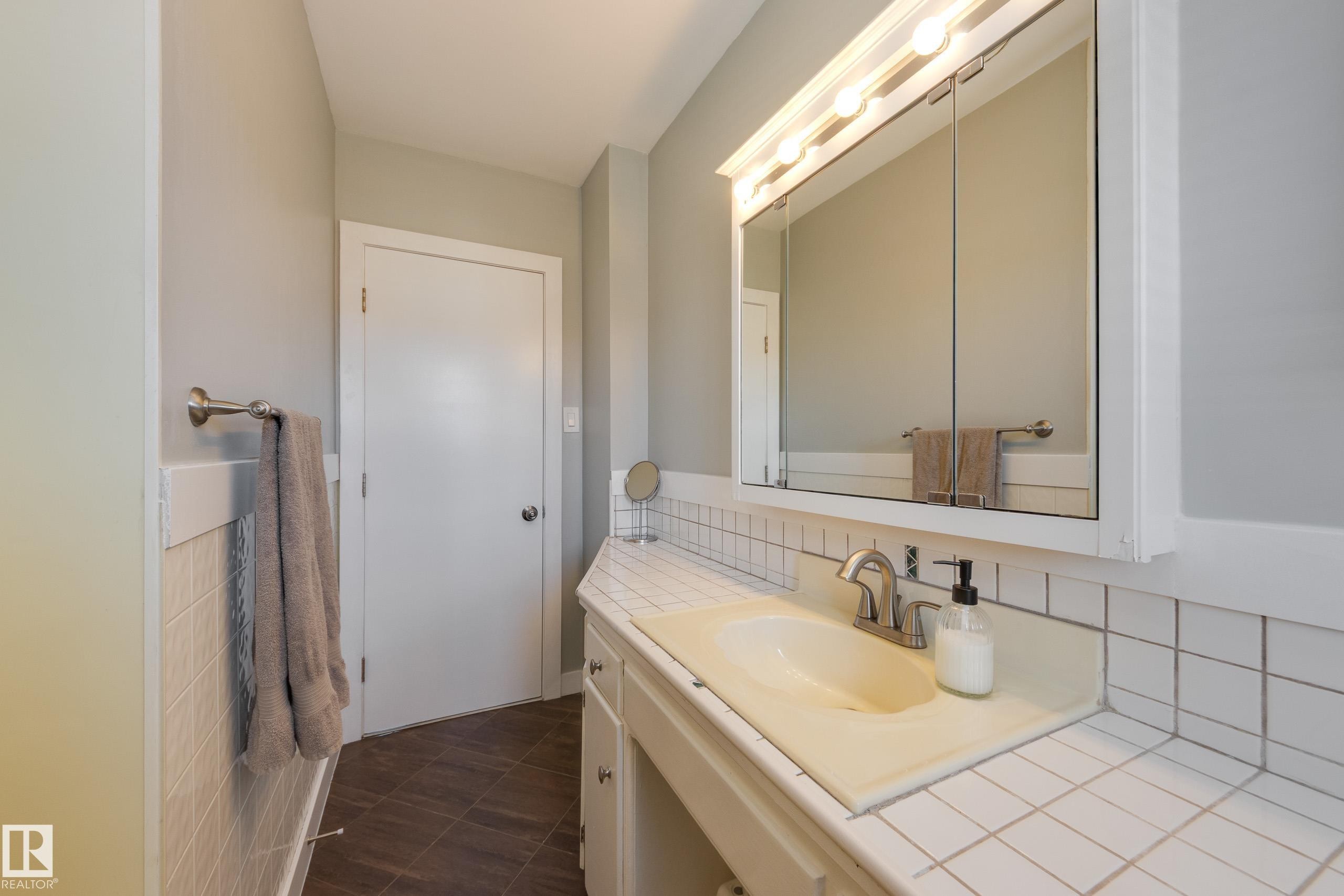 15972 110B Avenue, Edmonton, AB - Indoor Photo Showing Bathroom