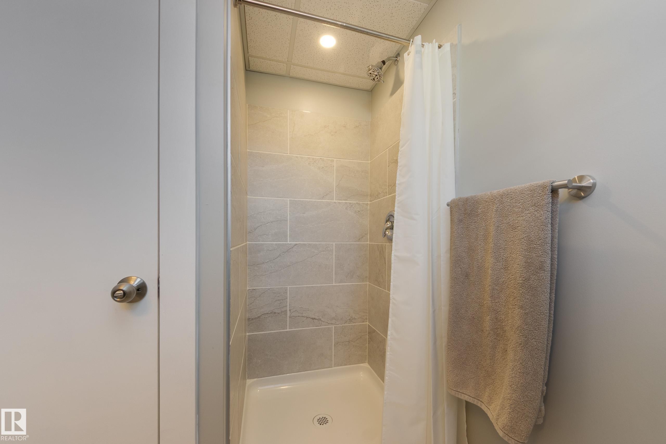 15972 110B Avenue, Edmonton, AB - Indoor Photo Showing Bathroom