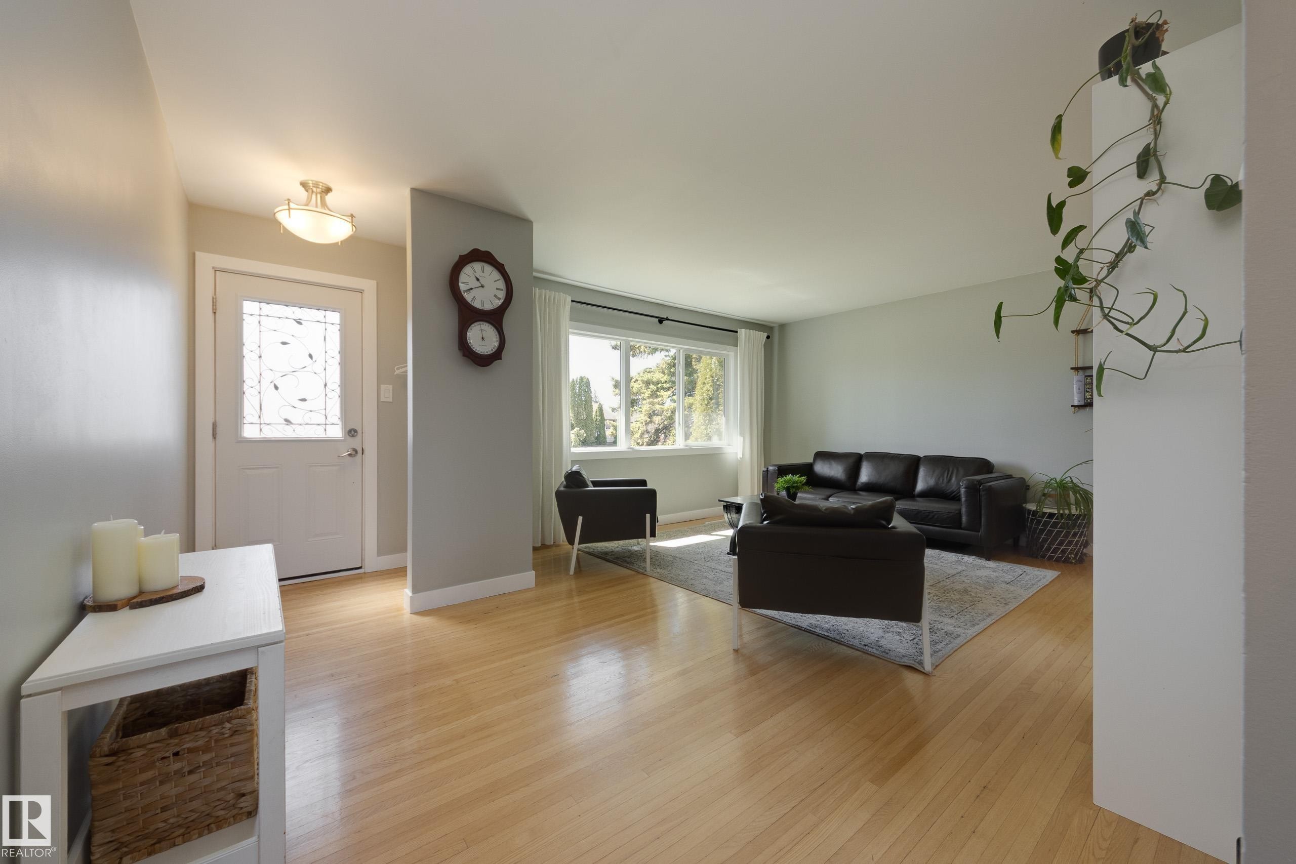 15972 110B Avenue, Edmonton, AB - Indoor Photo Showing Living Room