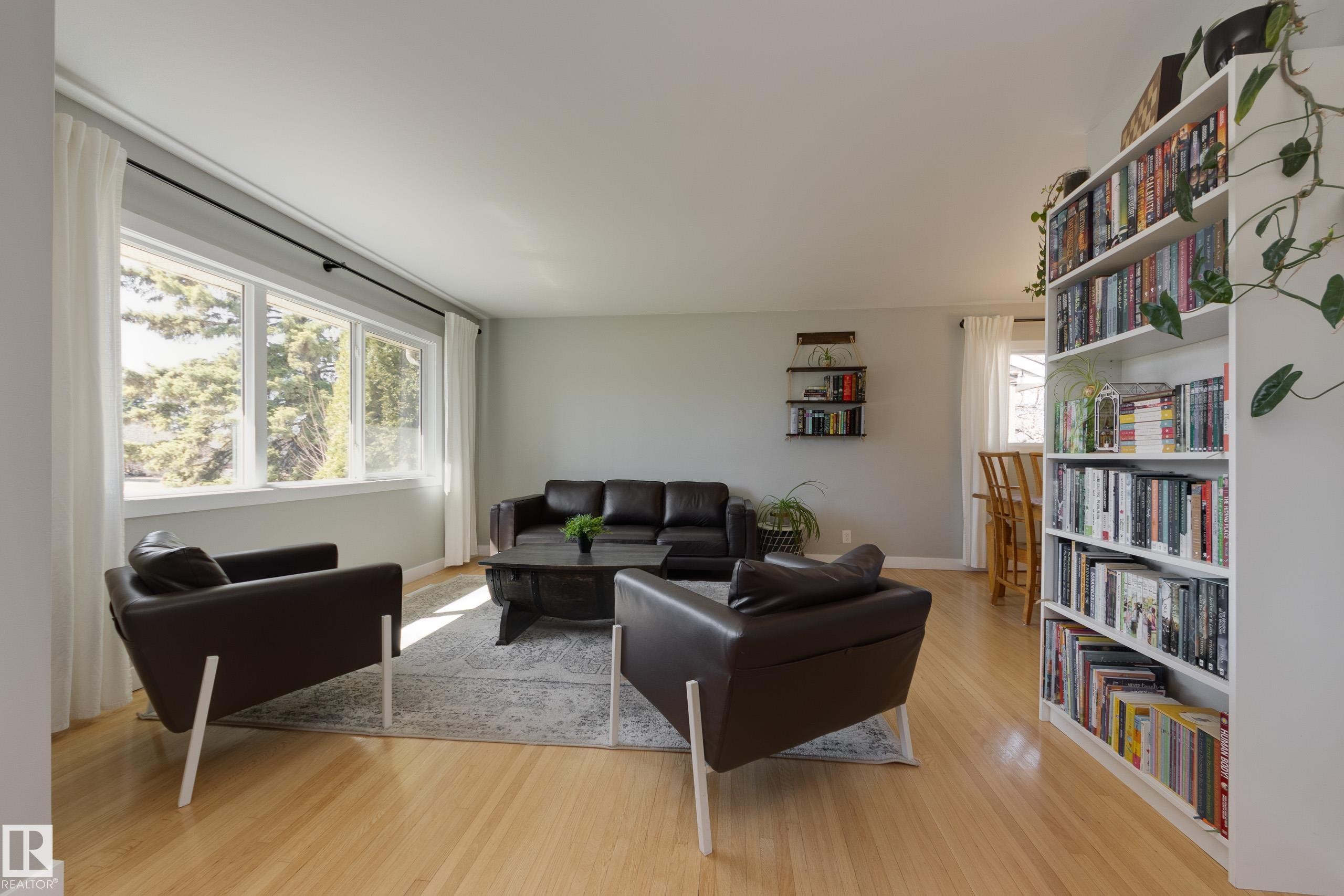 15972 110B Avenue, Edmonton, AB - Indoor Photo Showing Living Room