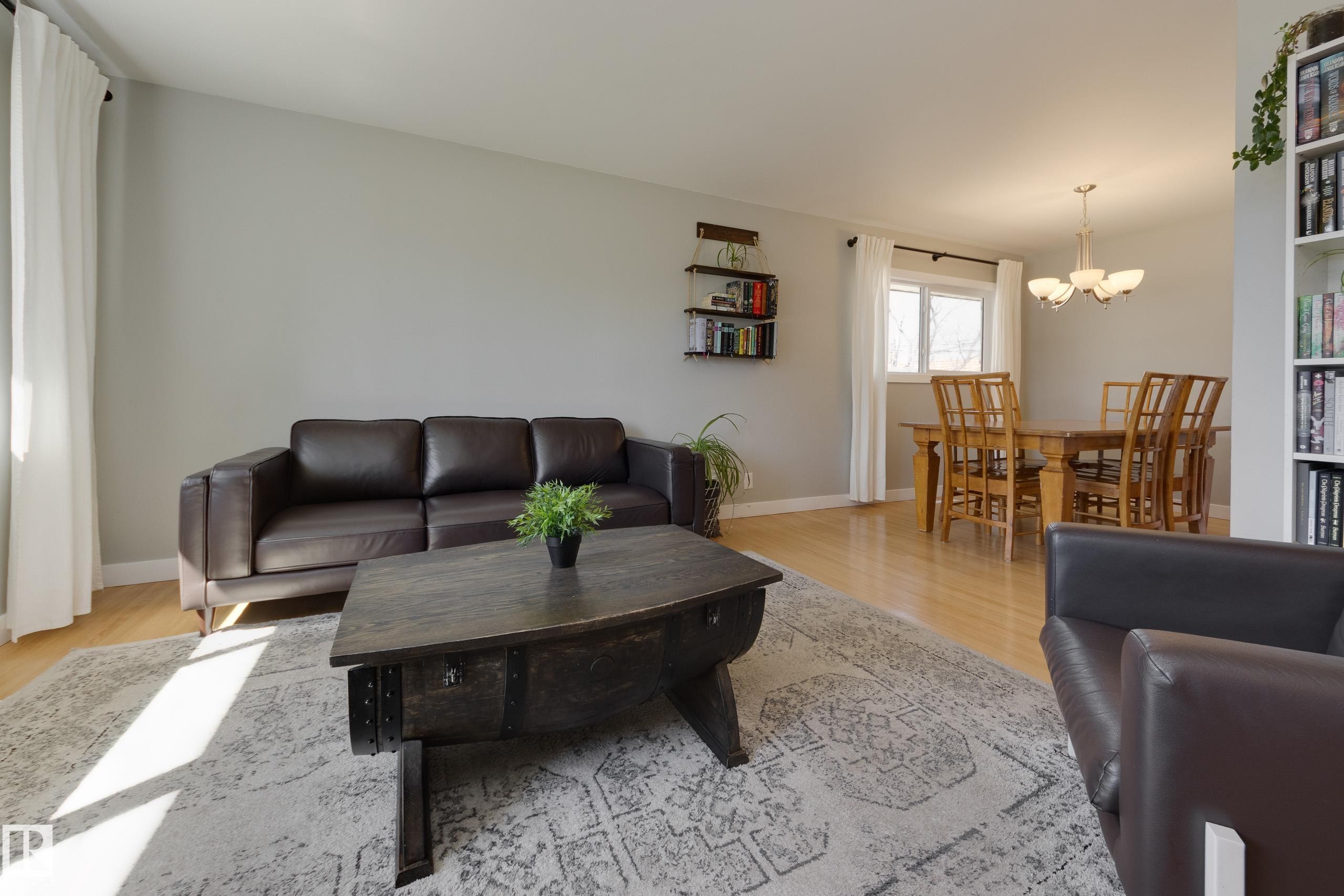 15972 110B Avenue, Edmonton, AB - Indoor Photo Showing Living Room