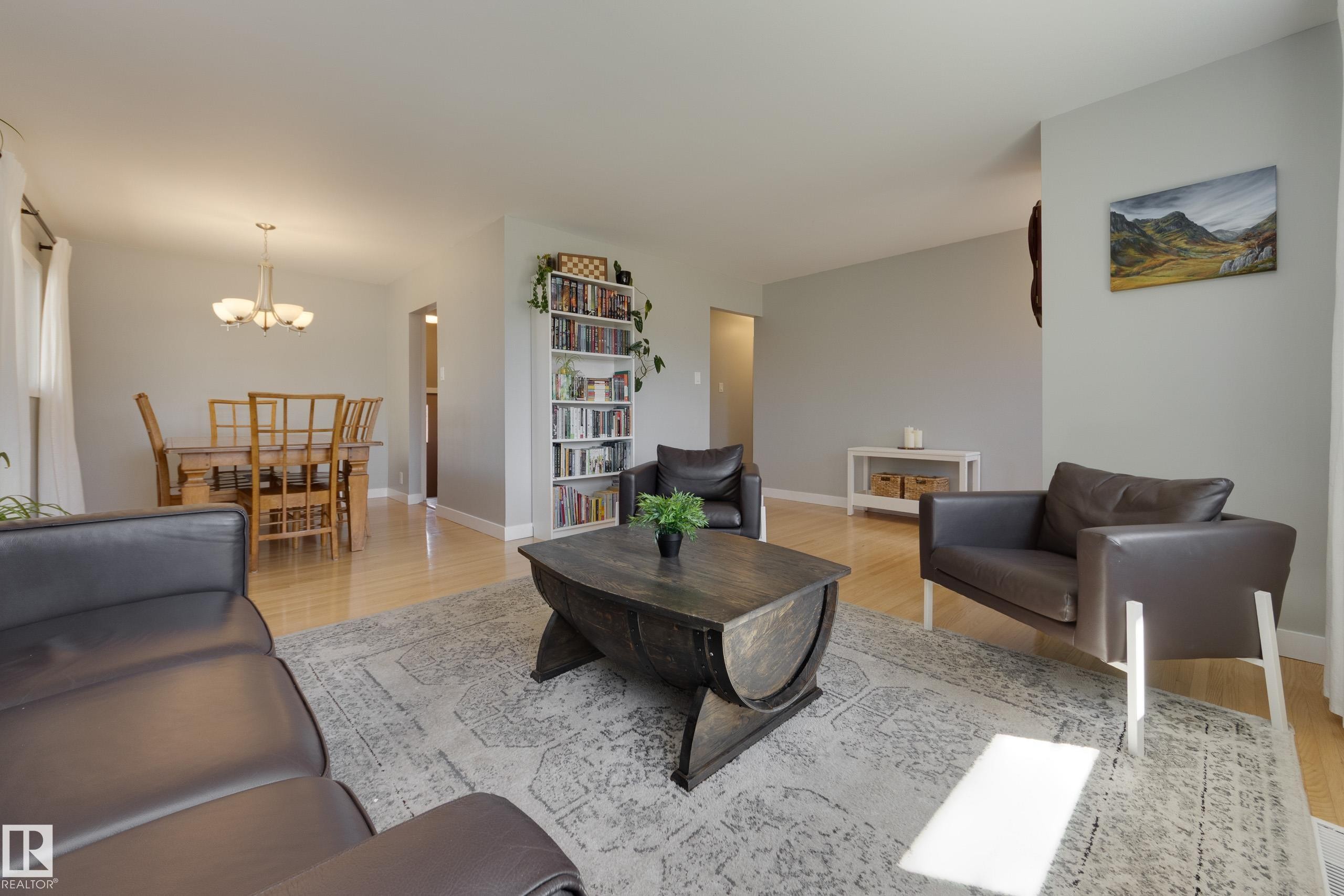15972 110B Avenue, Edmonton, AB - Indoor Photo Showing Living Room