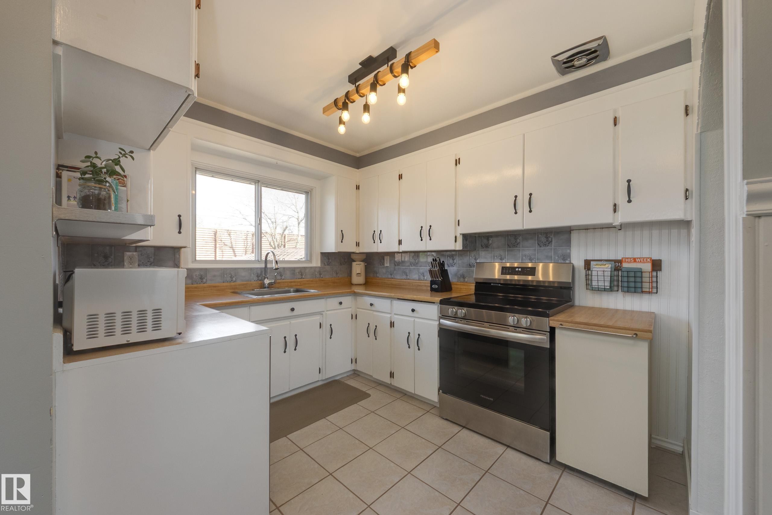 15972 110B Avenue, Edmonton, AB - Indoor Photo Showing Kitchen