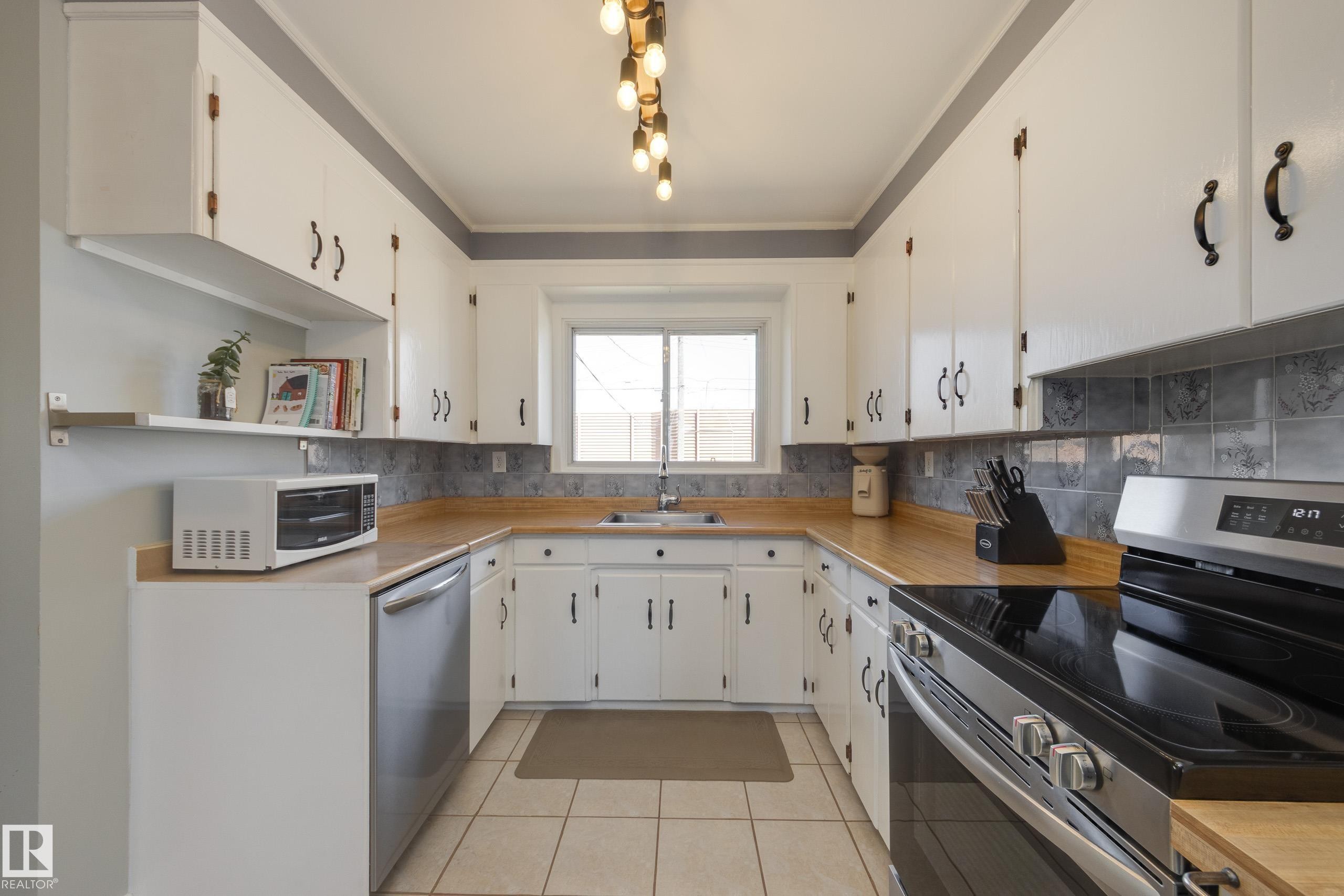 15972 110B Avenue, Edmonton, AB - Indoor Photo Showing Kitchen