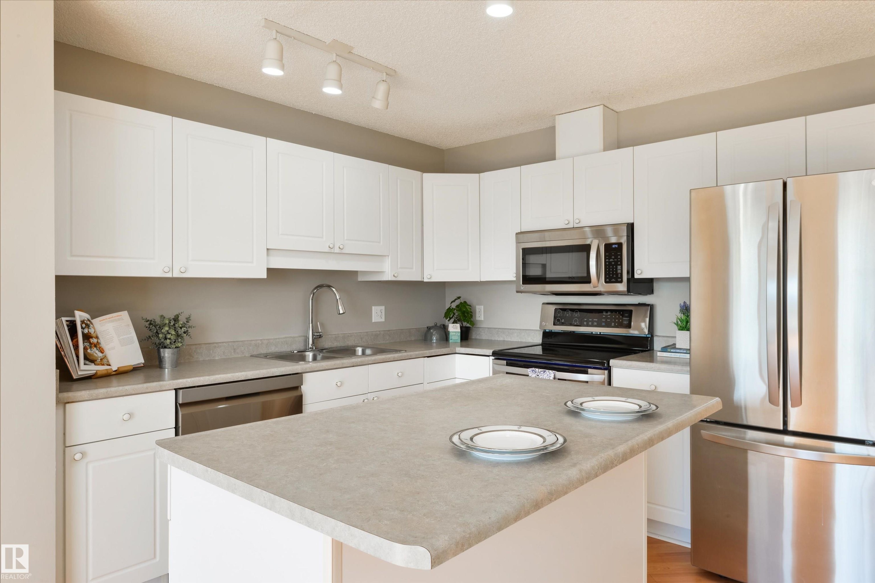 2923 30 Street, Edmonton, AB - Indoor Photo Showing Kitchen