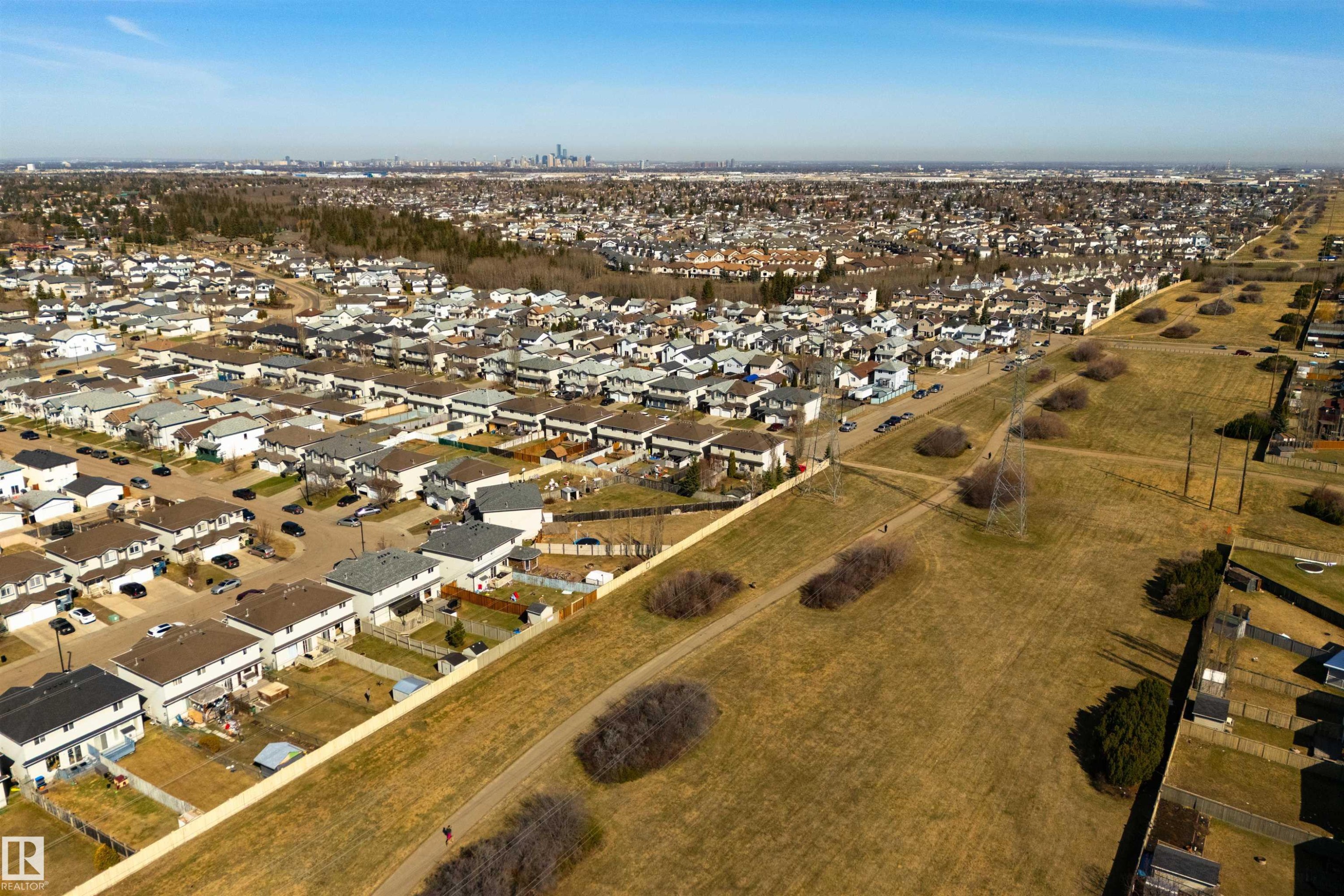 Expansive residential area featuring numerous single-family homes and townhouses under a clear sky - 2923 30 Street, Edmonton, AB - Outdoor With View
