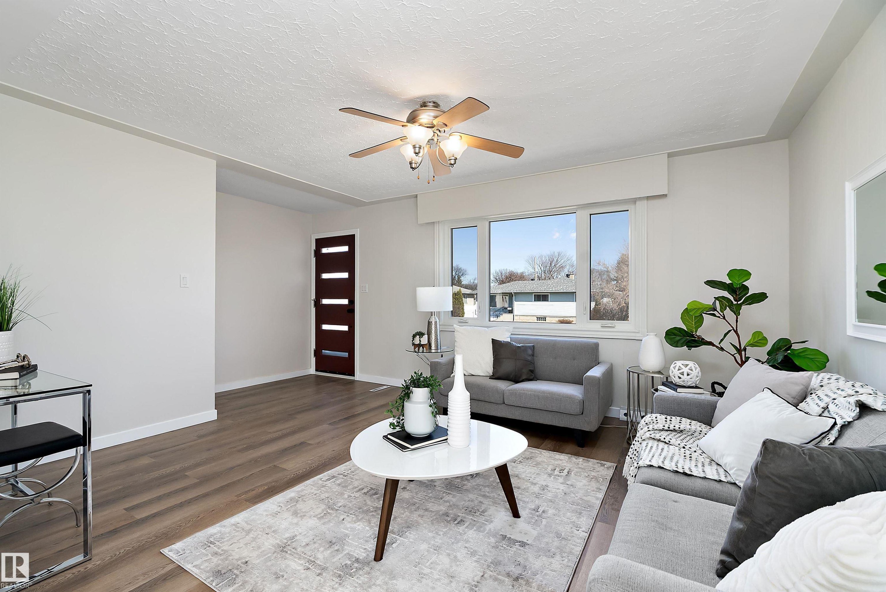 9747 66 Avenue, Edmonton, AB - Indoor Photo Showing Living Room