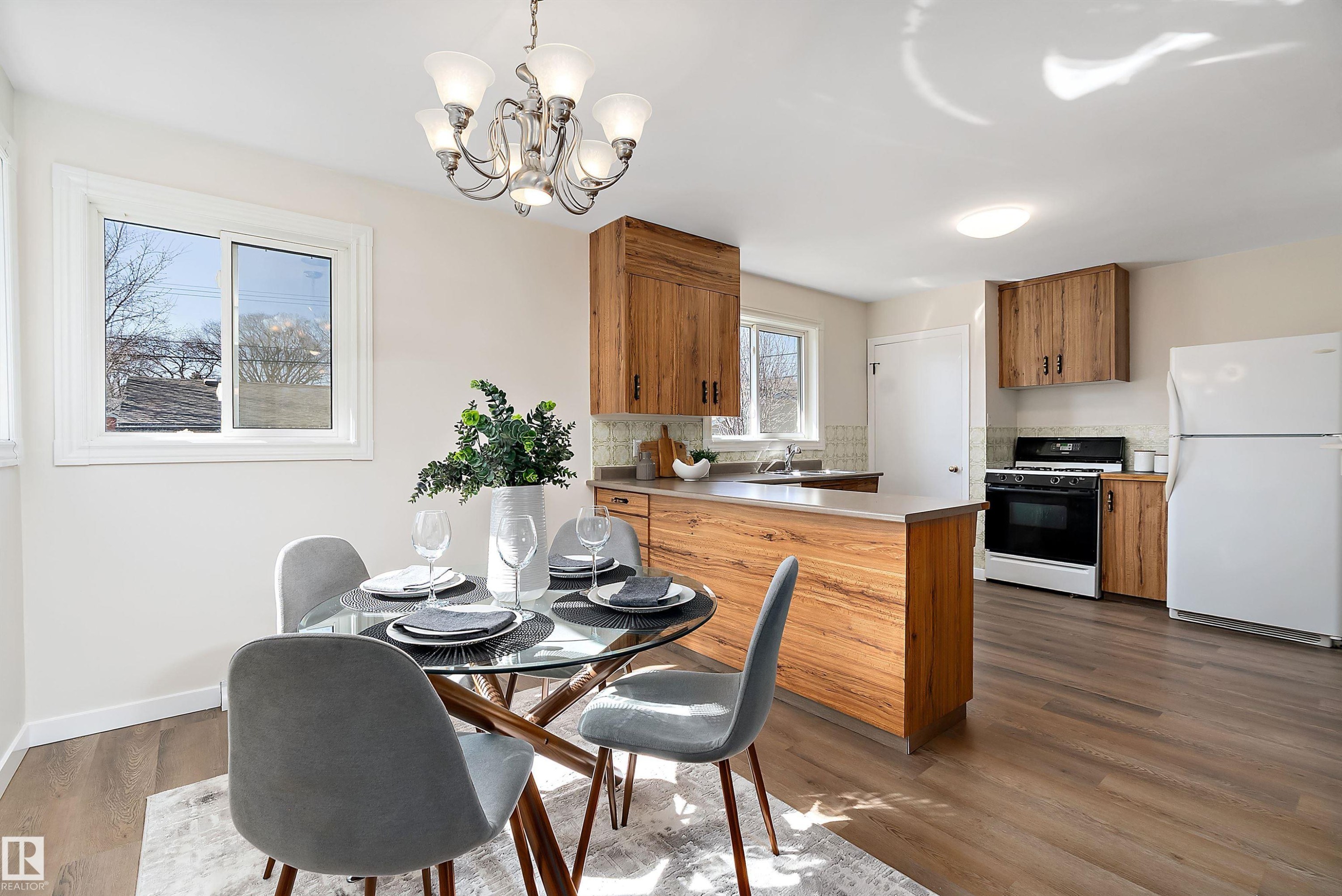 9747 66 Avenue, Edmonton, AB - Indoor Photo Showing Dining Room