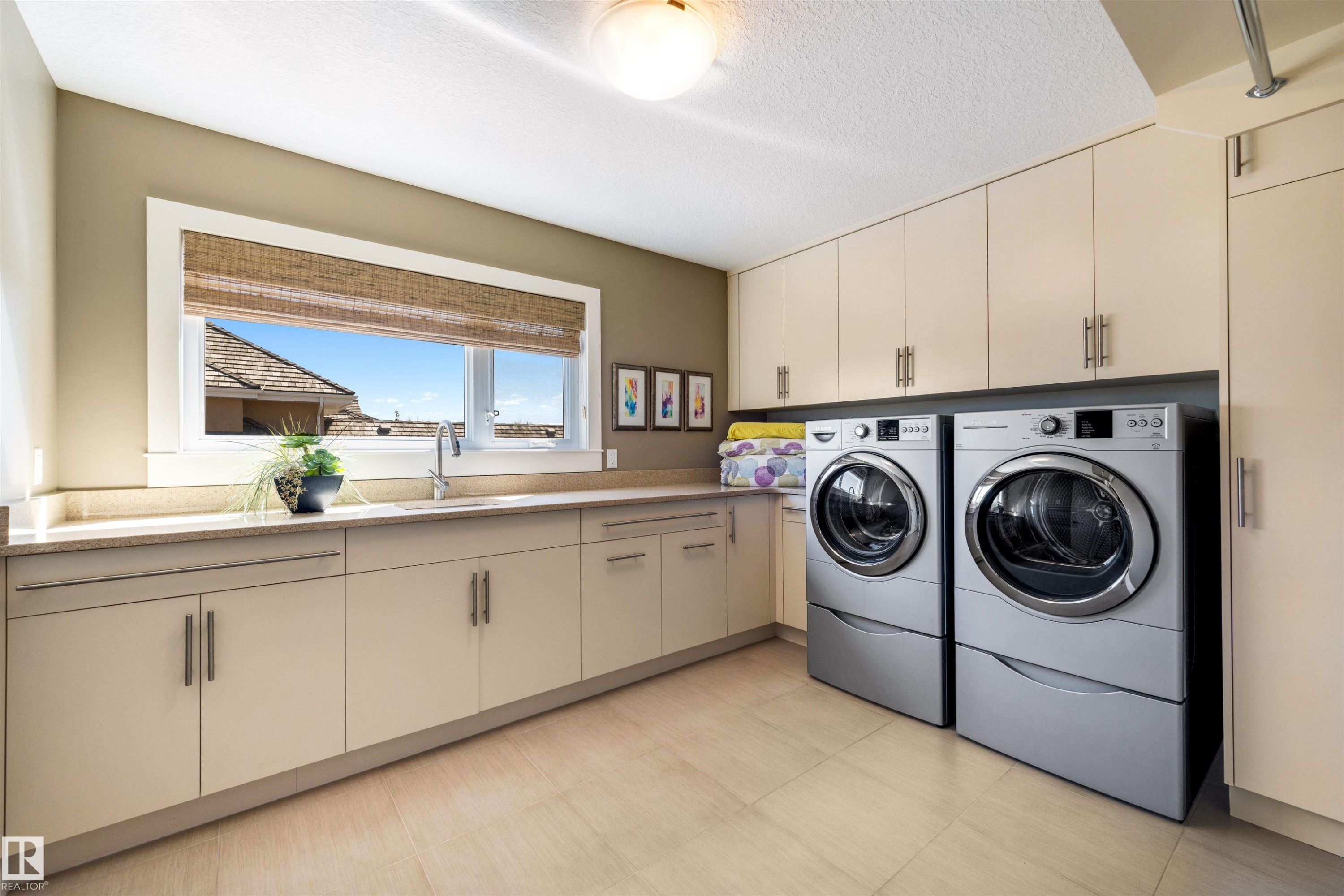 2464 Cameron Ravine Drive, Edmonton, AB - Indoor Photo Showing Laundry Room