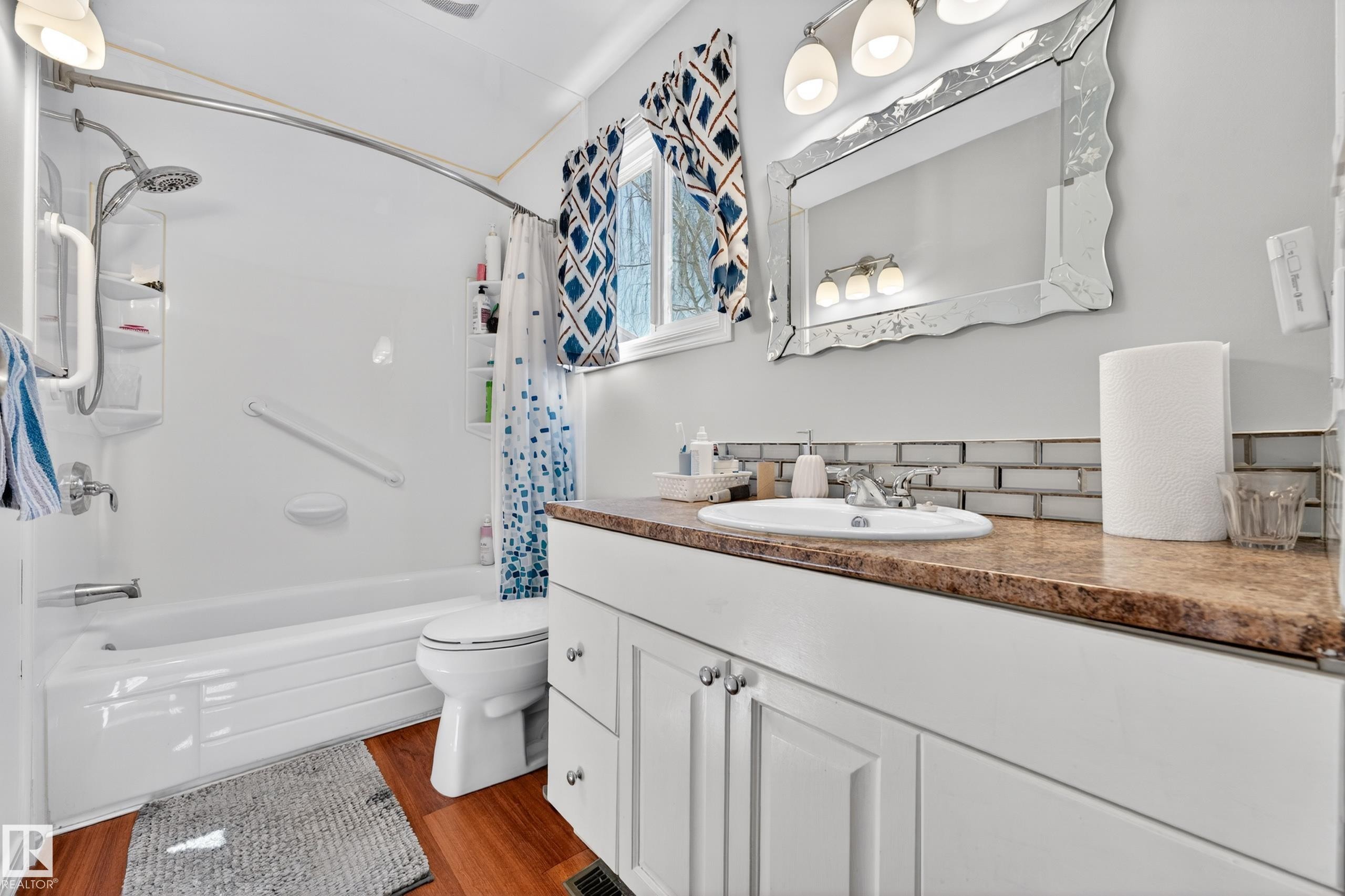 3584 42 Street, Edmonton, AB - Indoor Photo Showing Bathroom
