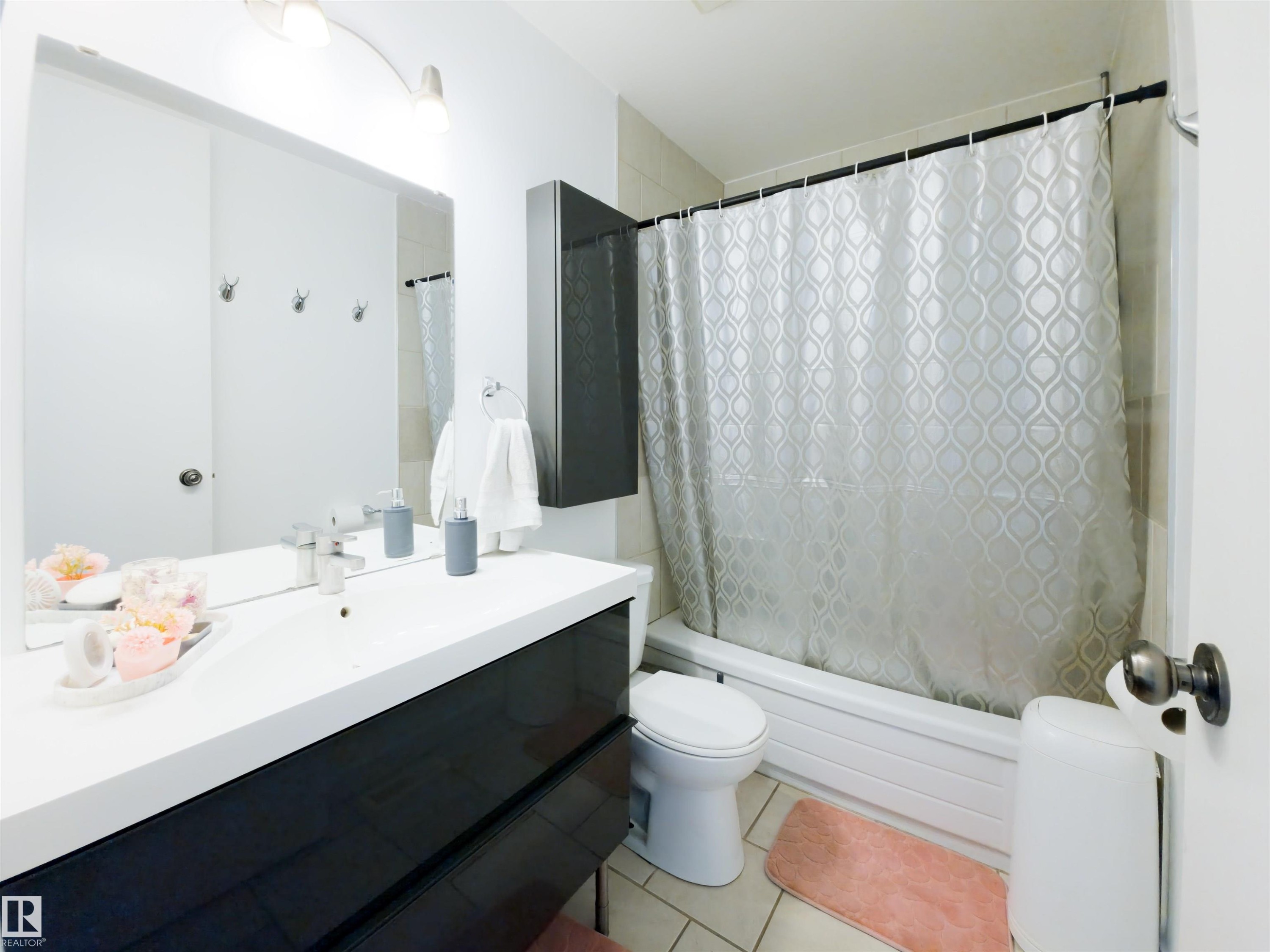 10618 Beaumaris Road, Edmonton, AB - Indoor Photo Showing Bathroom