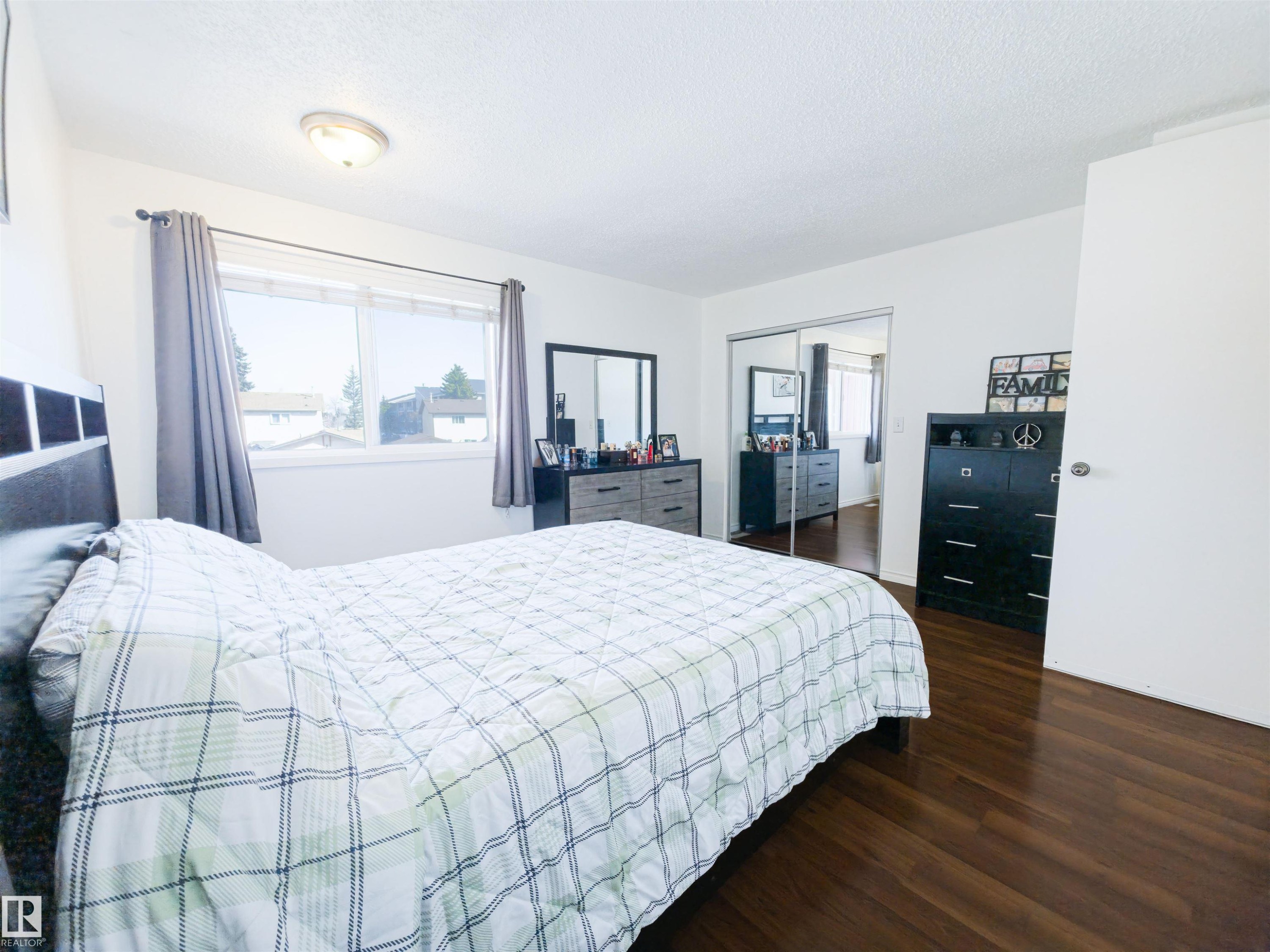 10618 Beaumaris Road, Edmonton, AB - Indoor Photo Showing Bedroom