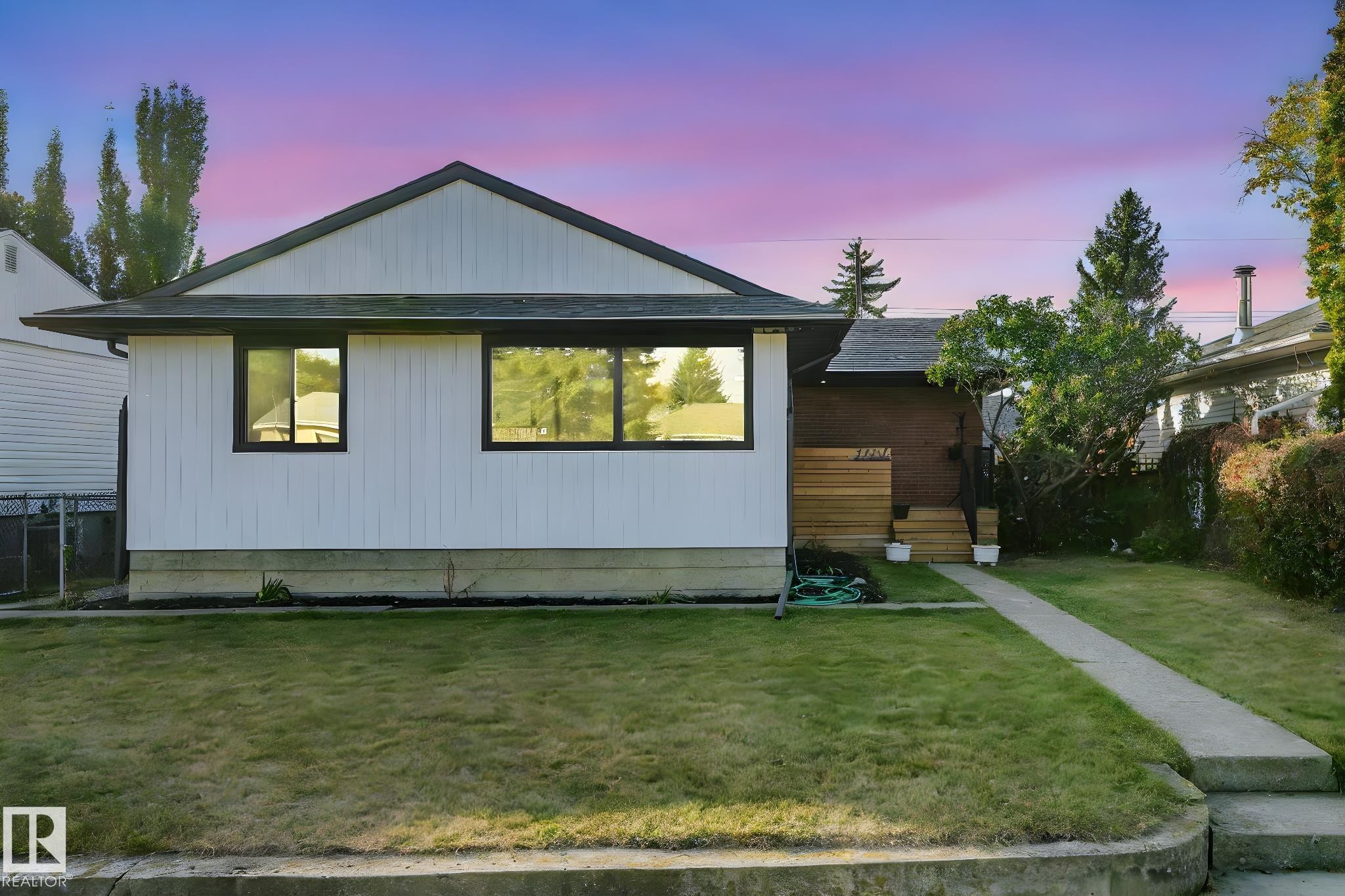 1125 sq.ft. fully renovated bungalow on low traffic street in sought after Avonmore. - 7404 82 Street, Edmonton, AB - Outdoor