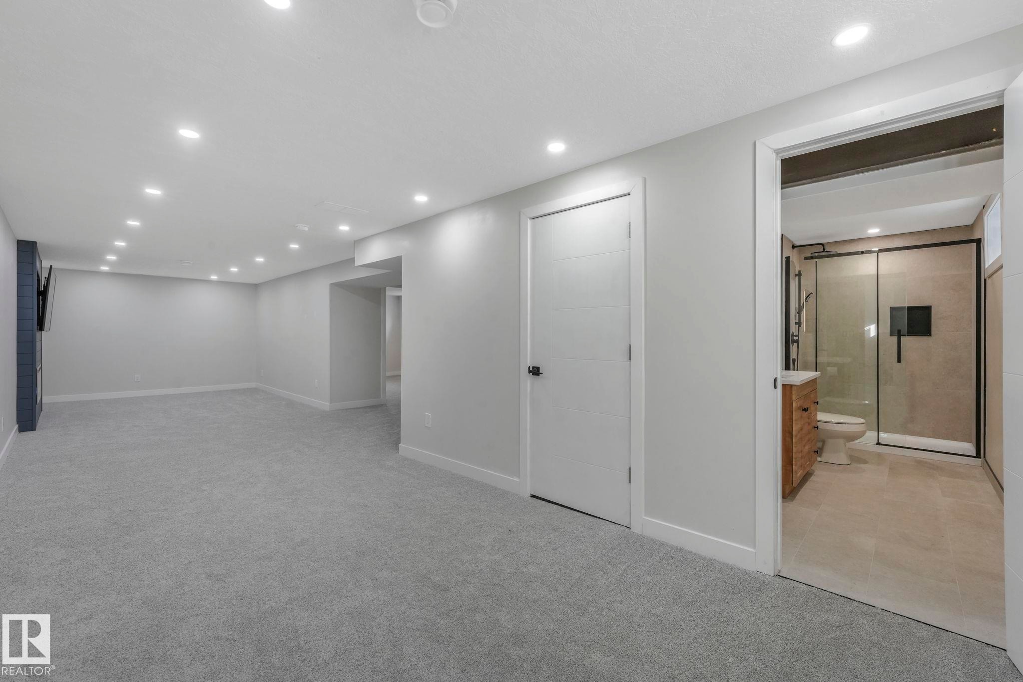 7404 82 Street, Edmonton, AB - Indoor