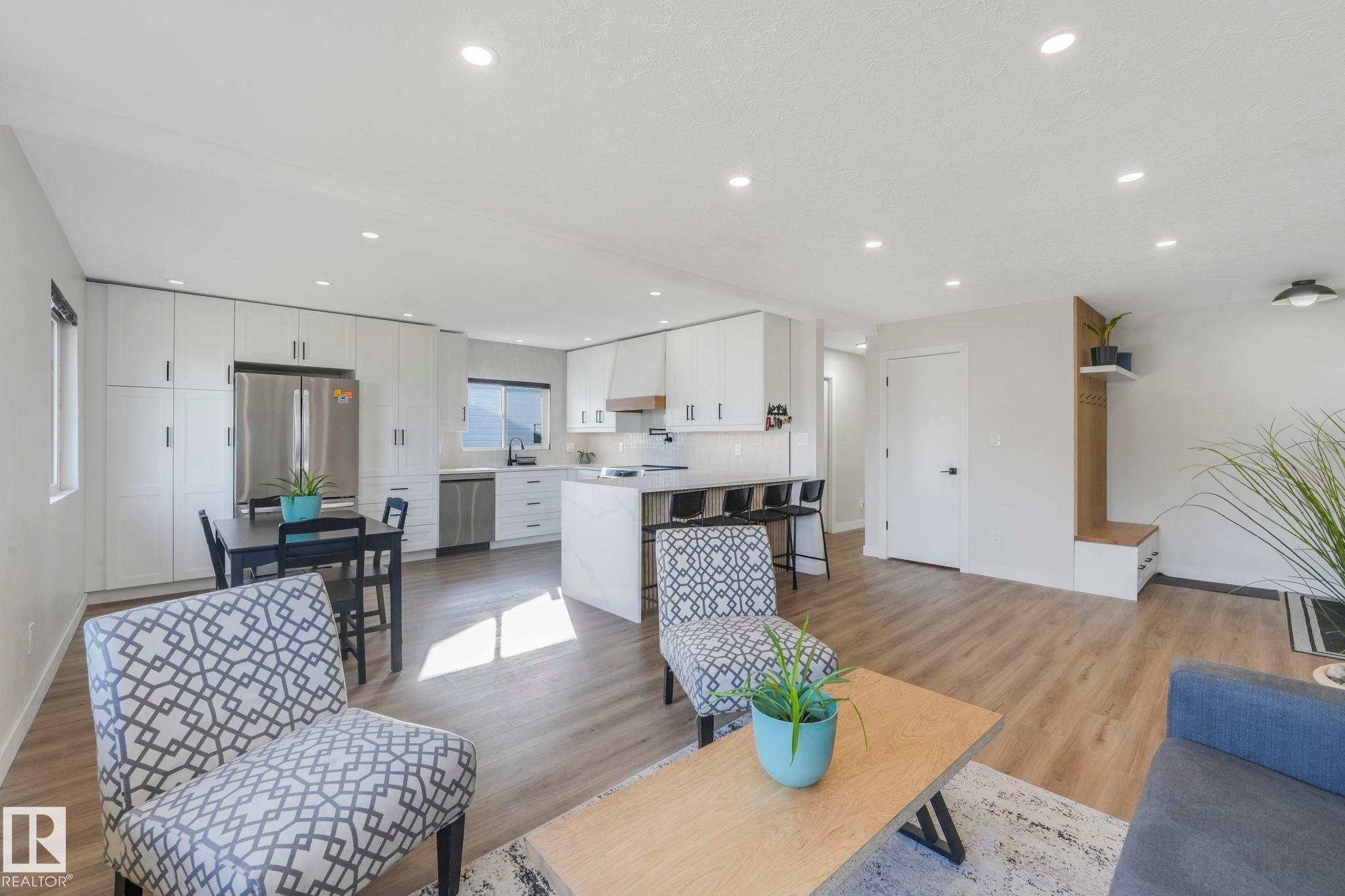 7404 82 Street, Edmonton, AB - Indoor Photo Showing Living Room