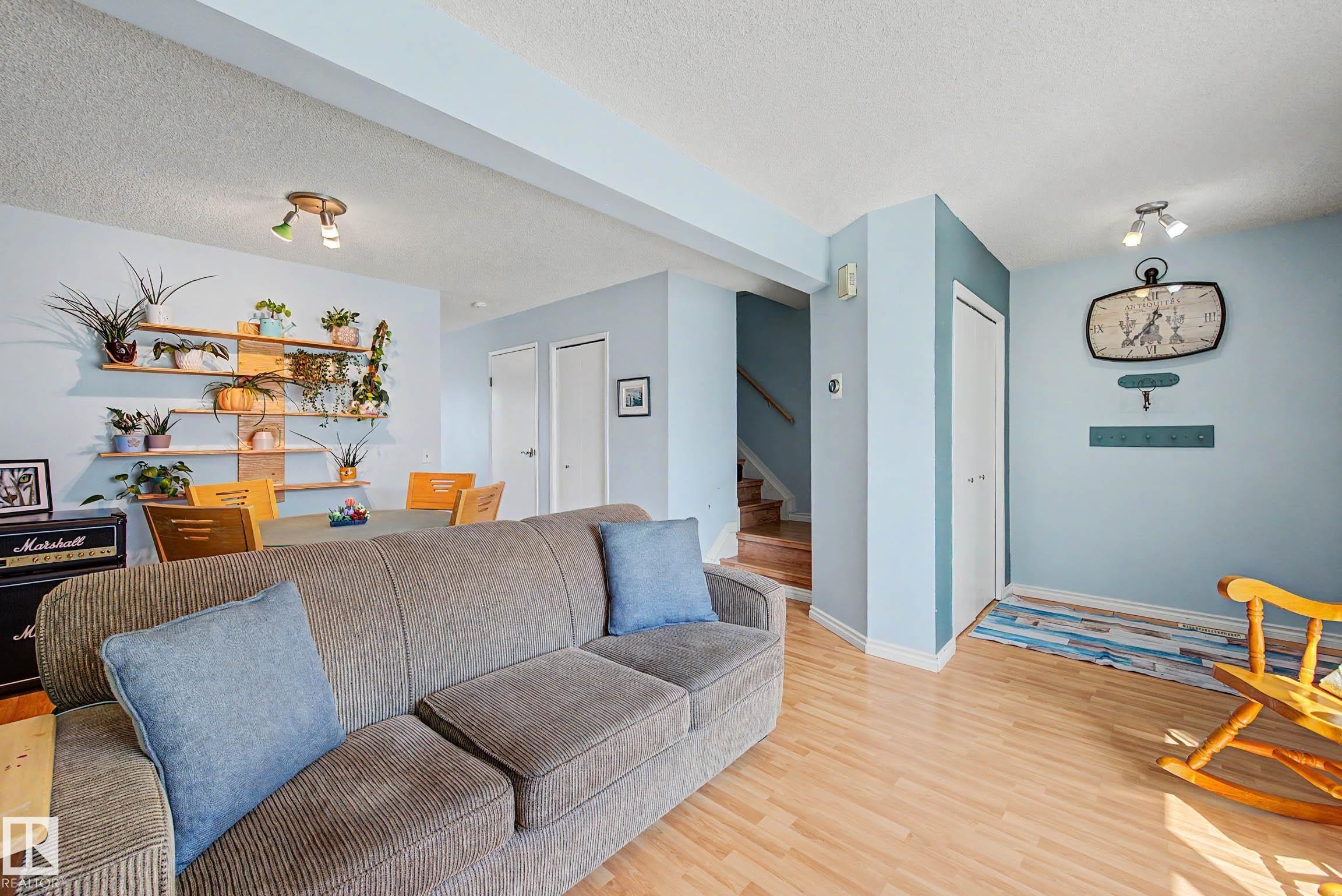 129 5 Aberdeen Way, Stony Plain, AB - Indoor Photo Showing Living Room