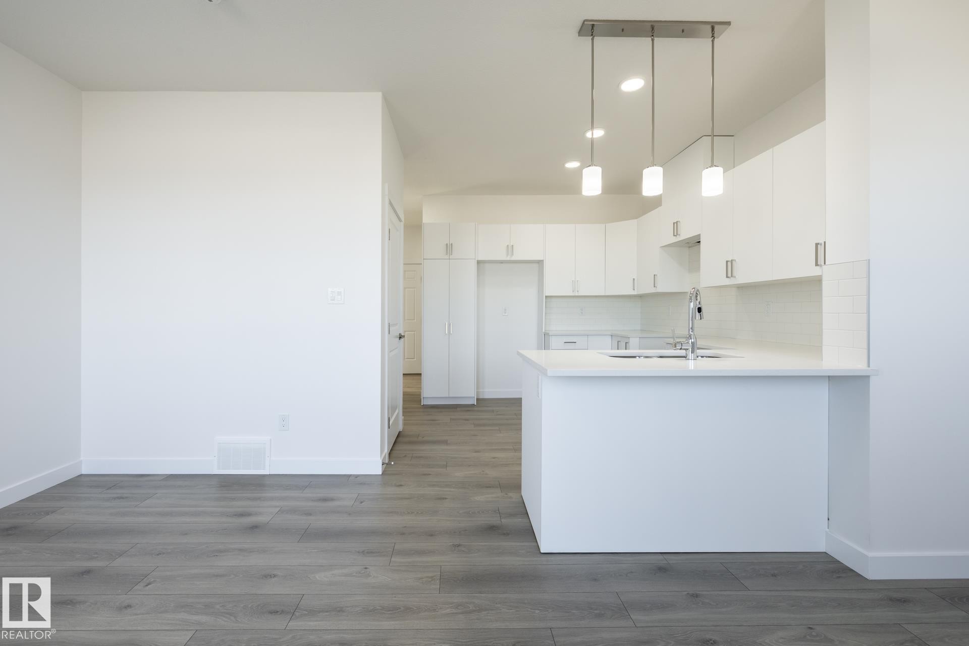 48 7110 Keswick Common, Edmonton, AB - Indoor Photo Showing Kitchen