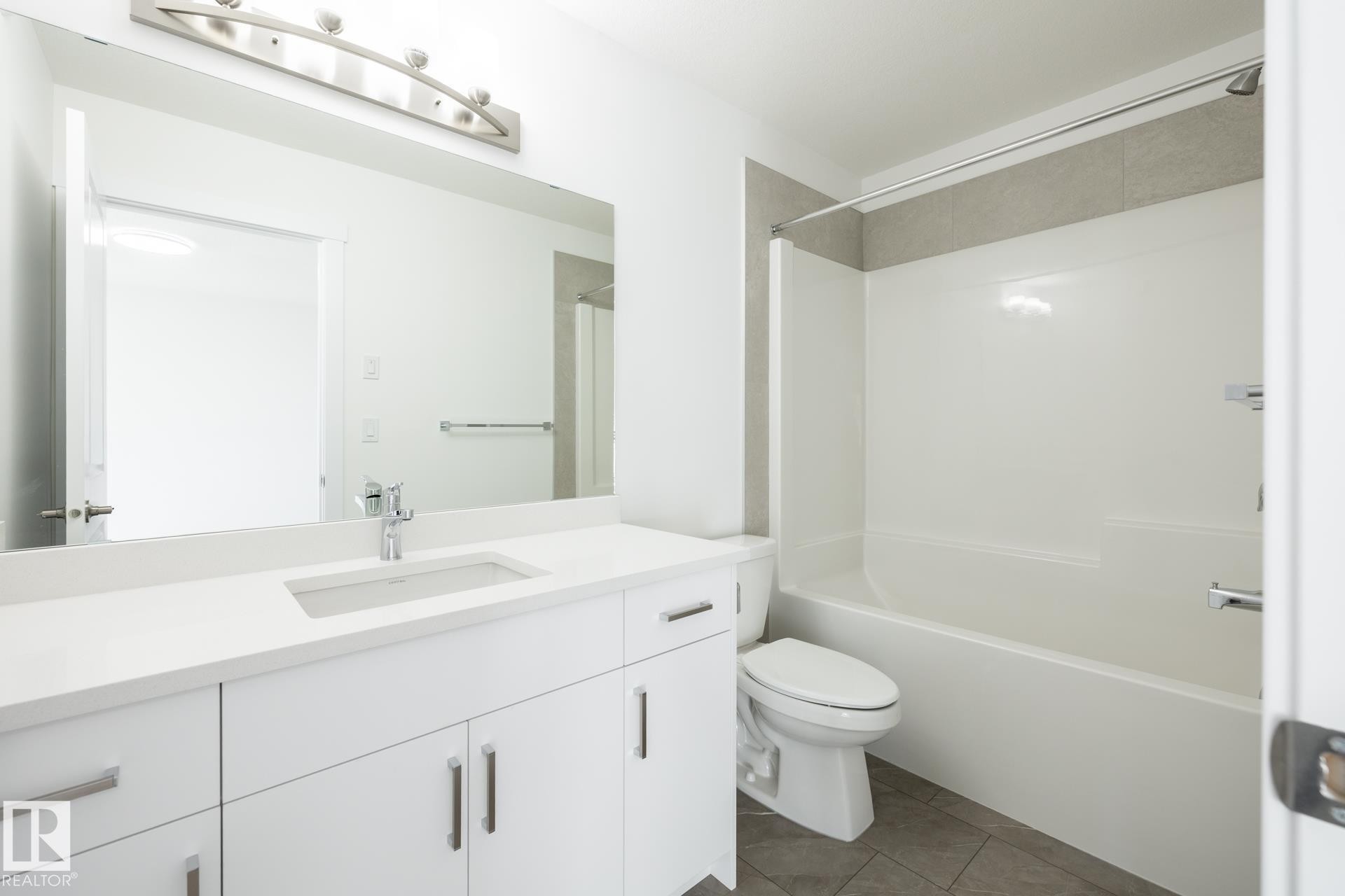 48 7110 Keswick Common, Edmonton, AB - Indoor Photo Showing Bathroom