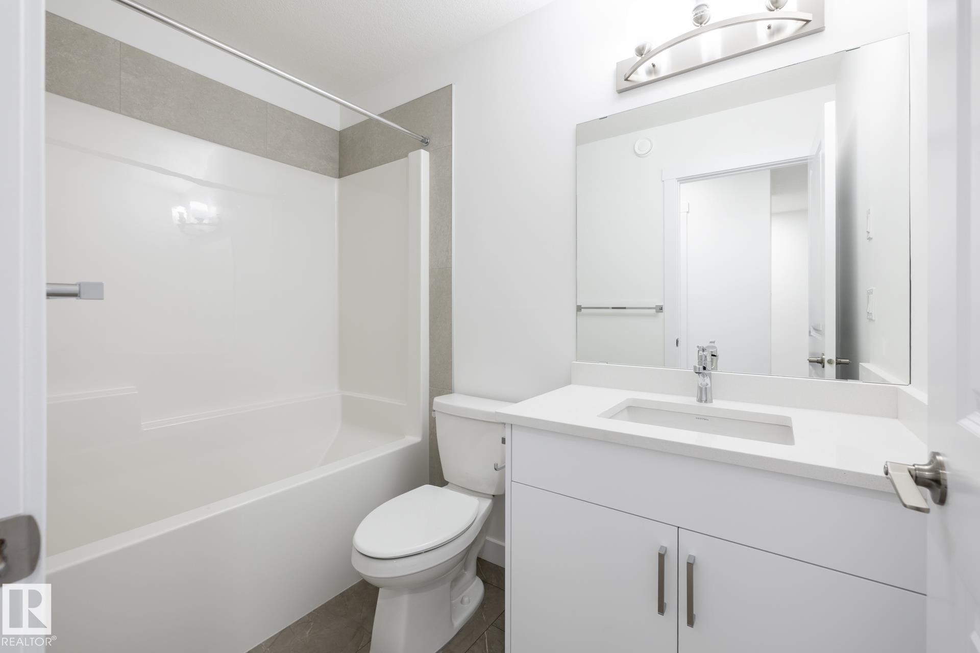 48 7110 Keswick Common, Edmonton, AB - Indoor Photo Showing Bathroom