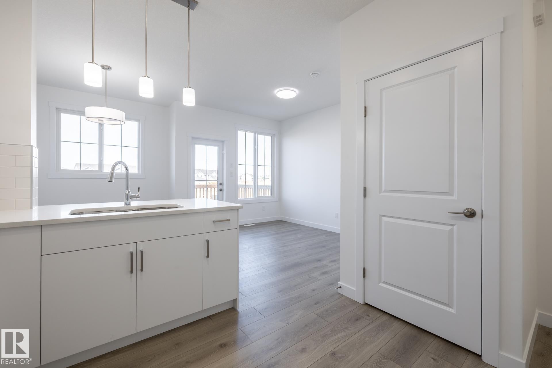 48 7110 Keswick Common, Edmonton, AB - Indoor Photo Showing Kitchen