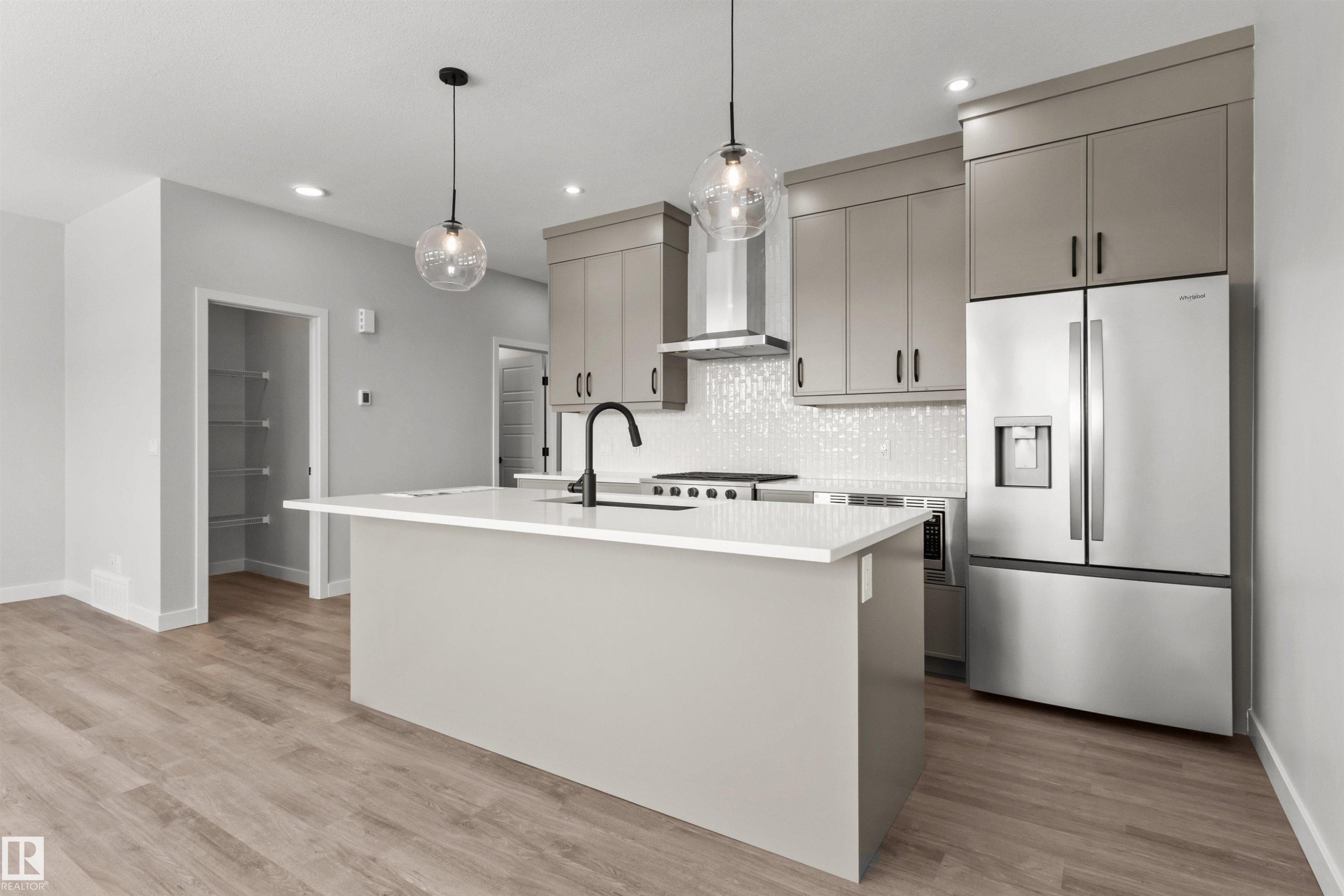 287 Paterson Link, Edmonton, AB - Indoor Photo Showing Kitchen With Upgraded Kitchen