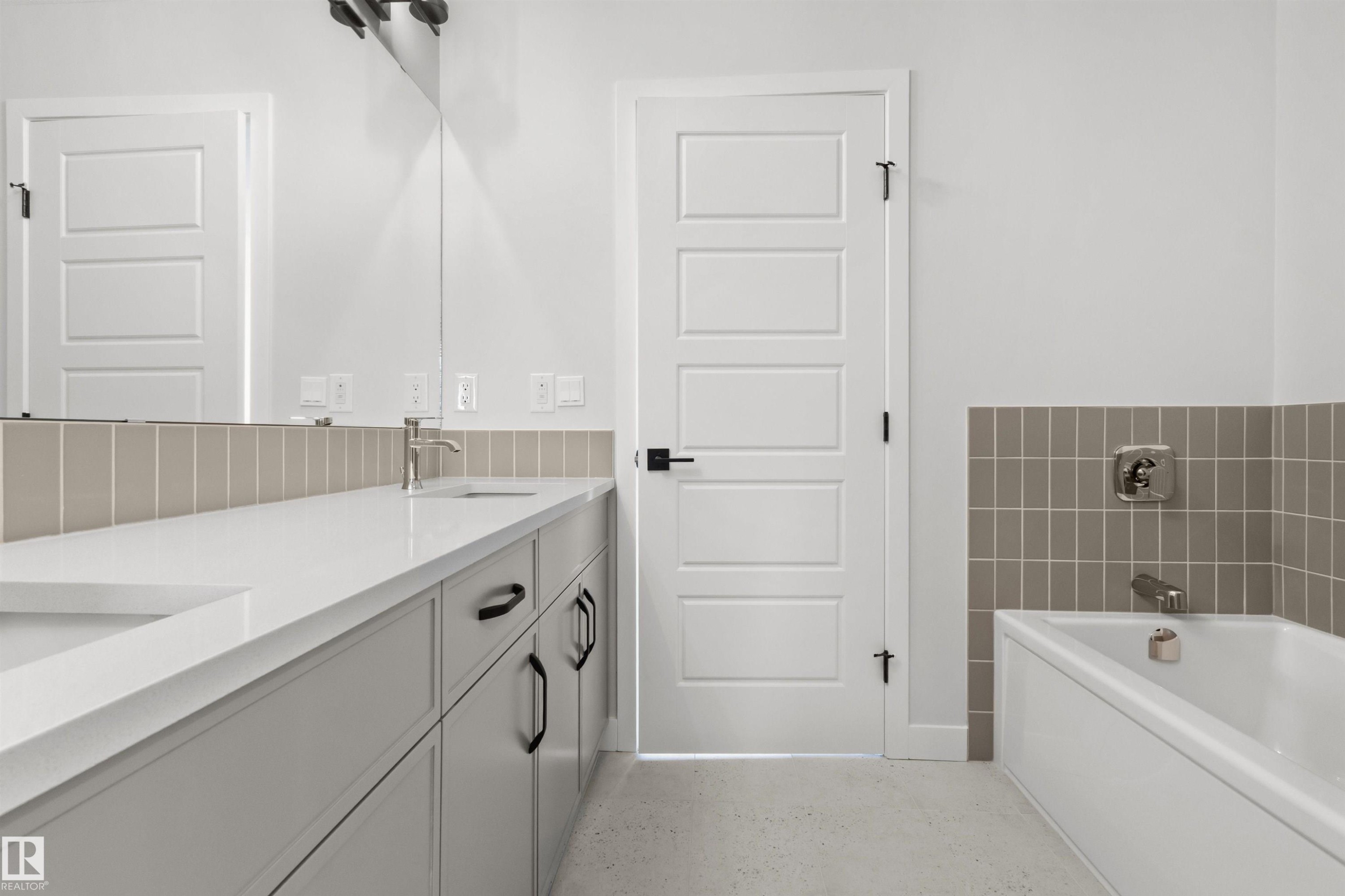 287 Paterson Link, Edmonton, AB - Indoor Photo Showing Bathroom