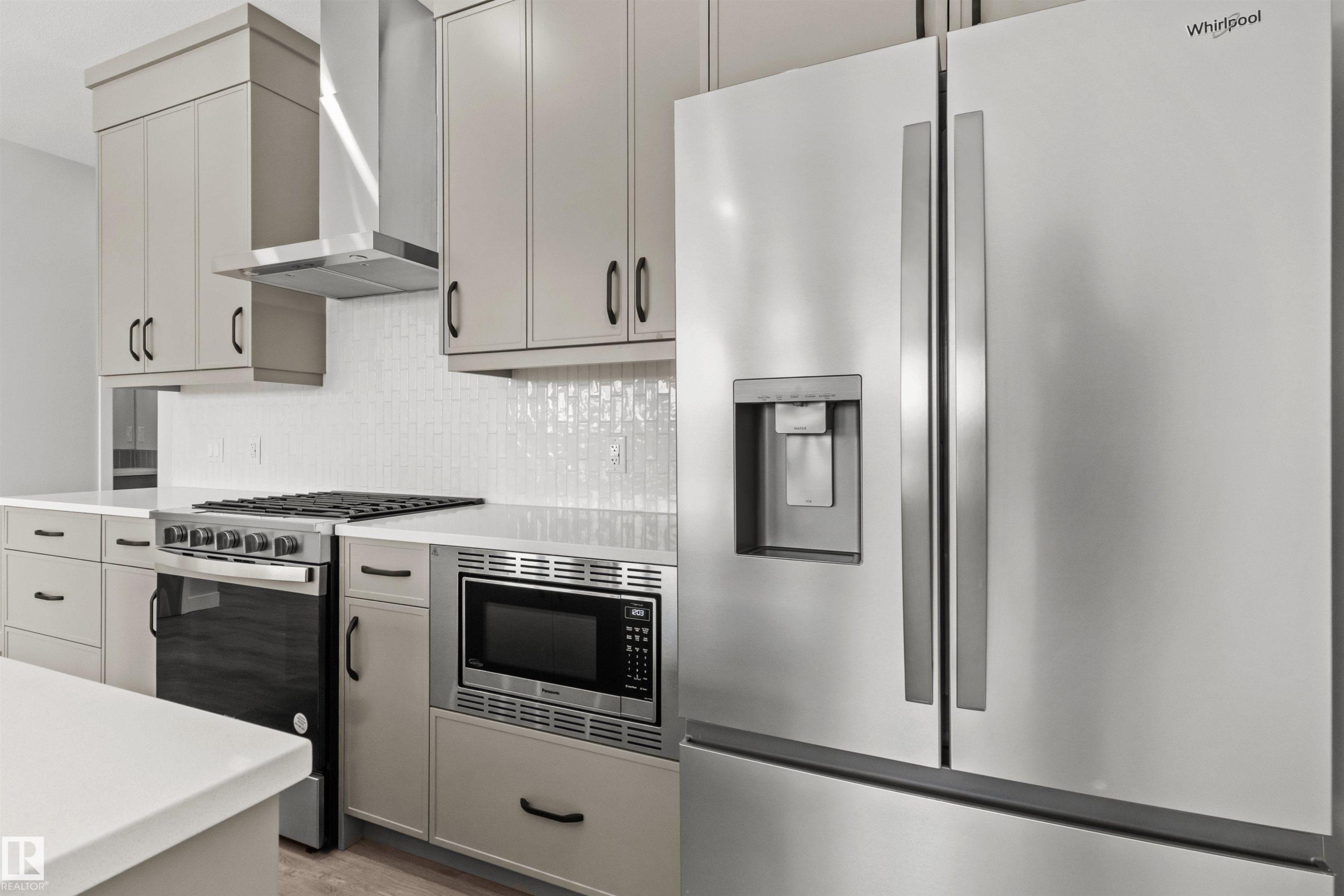 287 Paterson Link, Edmonton, AB - Indoor Photo Showing Kitchen With Upgraded Kitchen