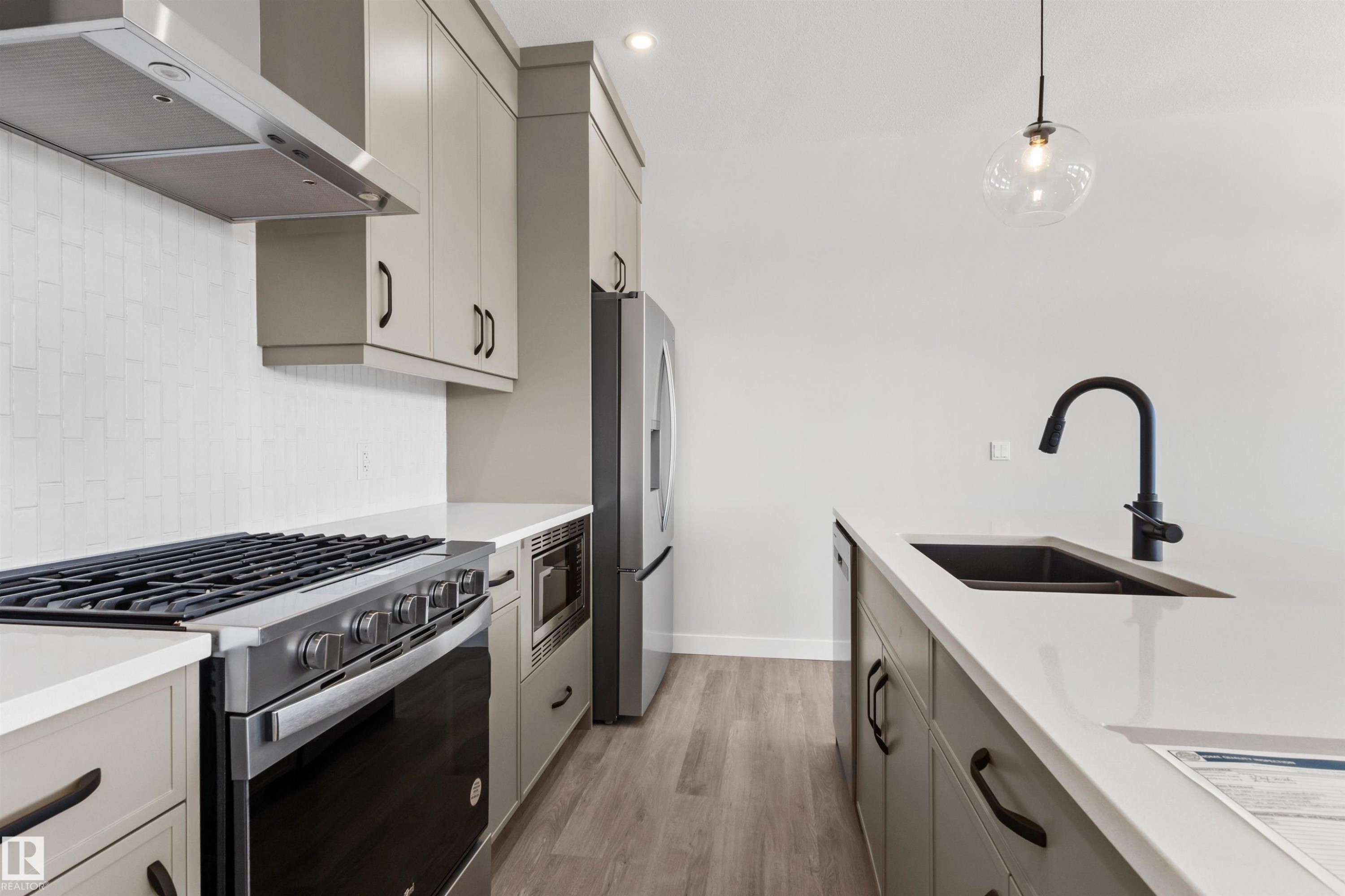 287 Paterson Link, Edmonton, AB - Indoor Photo Showing Kitchen With Double Sink With Upgraded Kitchen