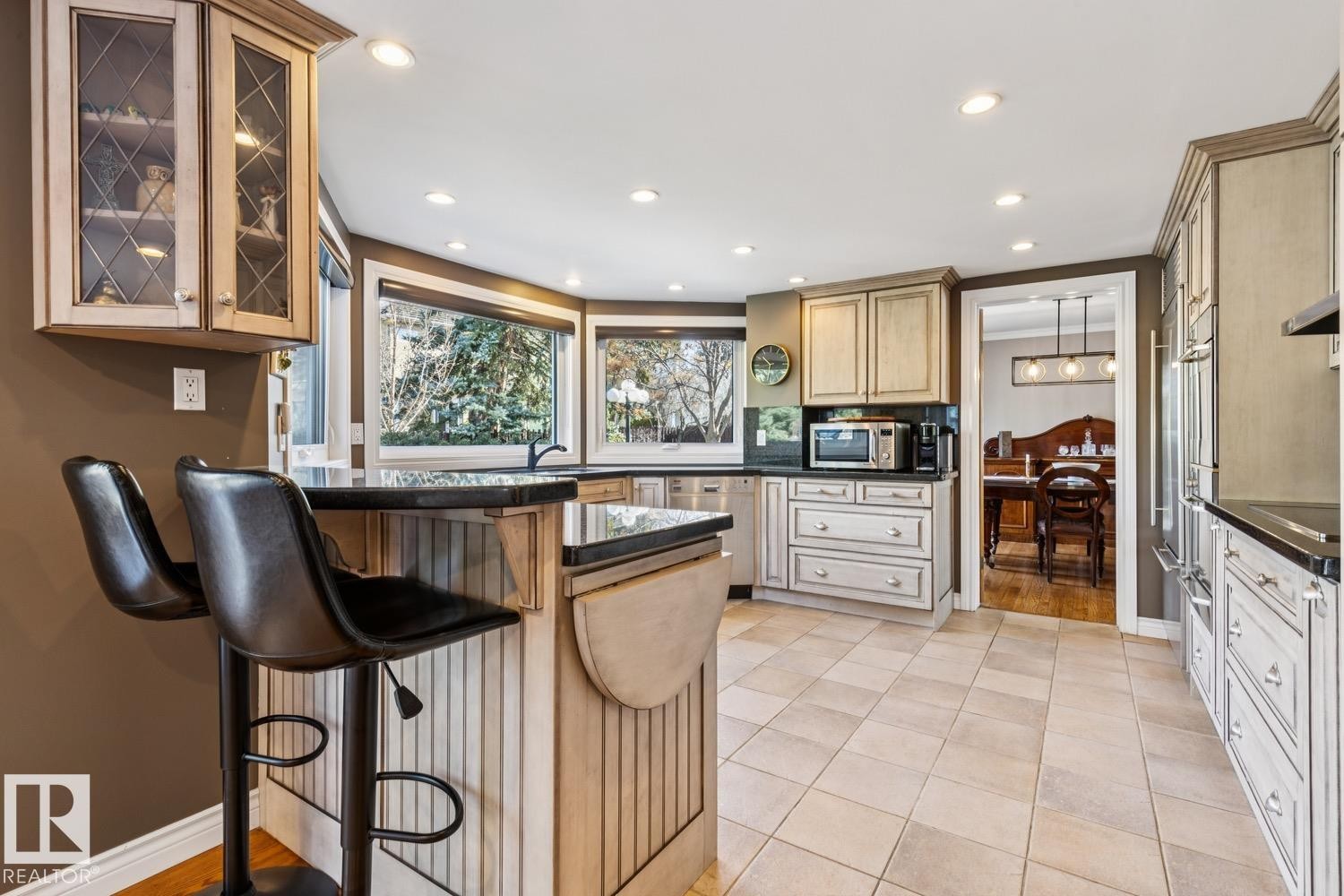 701 Romaniuk Road, Edmonton, AB - Indoor Photo Showing Kitchen With Upgraded Kitchen