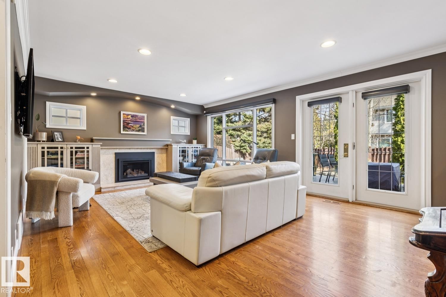 701 Romaniuk Road, Edmonton, AB - Indoor Photo Showing Living Room With Fireplace