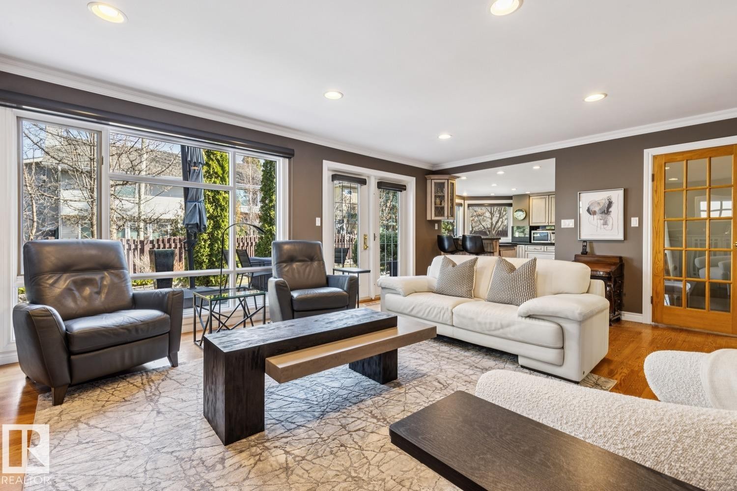 701 Romaniuk Road, Edmonton, AB - Indoor Photo Showing Living Room