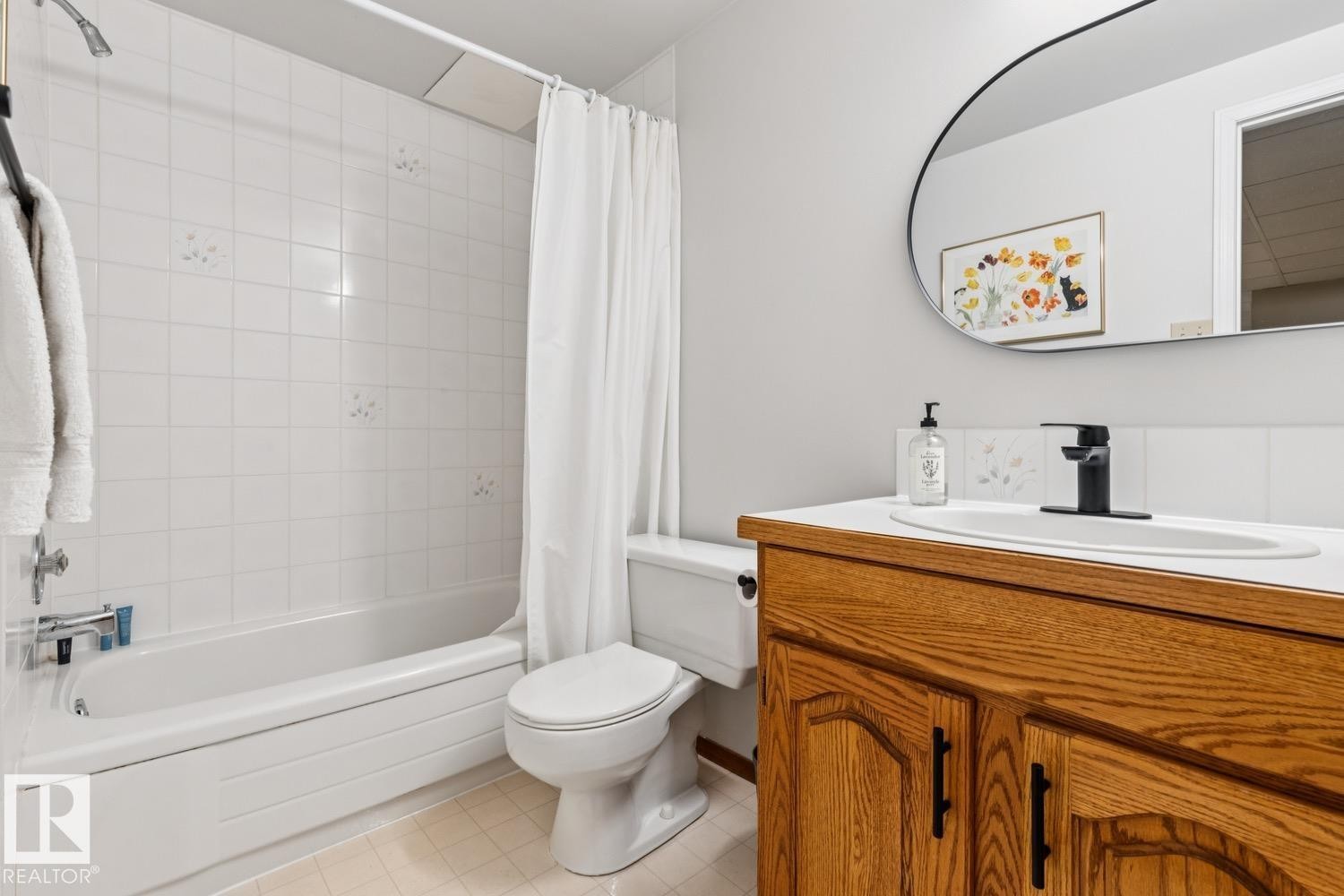701 Romaniuk Road, Edmonton, AB - Indoor Photo Showing Bathroom