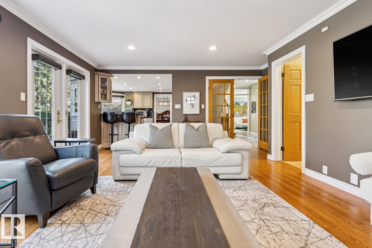 701 Romaniuk Road, Edmonton, AB - Indoor Photo Showing Living Room