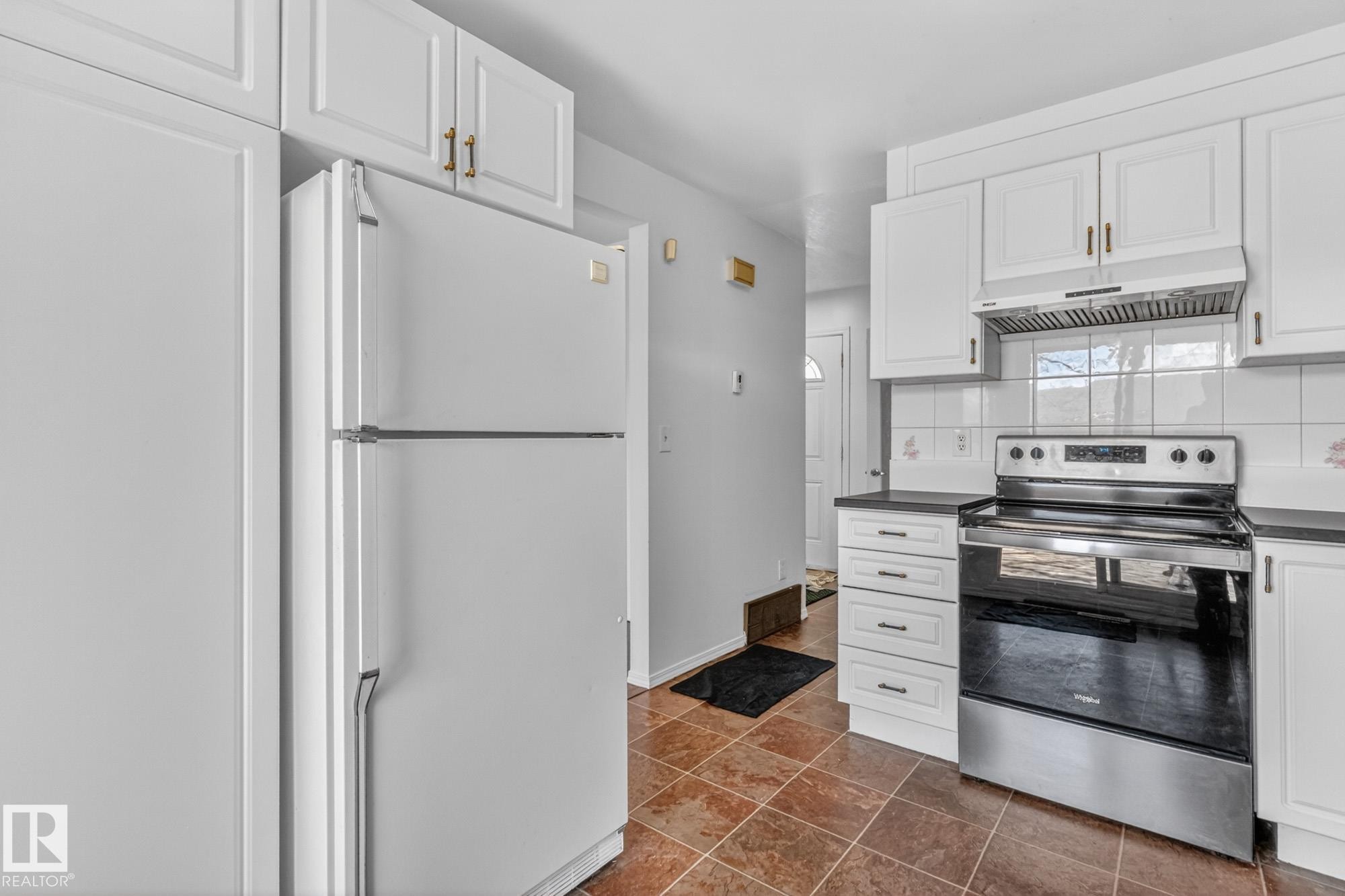 18625 66 Avenue, Edmonton, AB - Indoor Photo Showing Kitchen