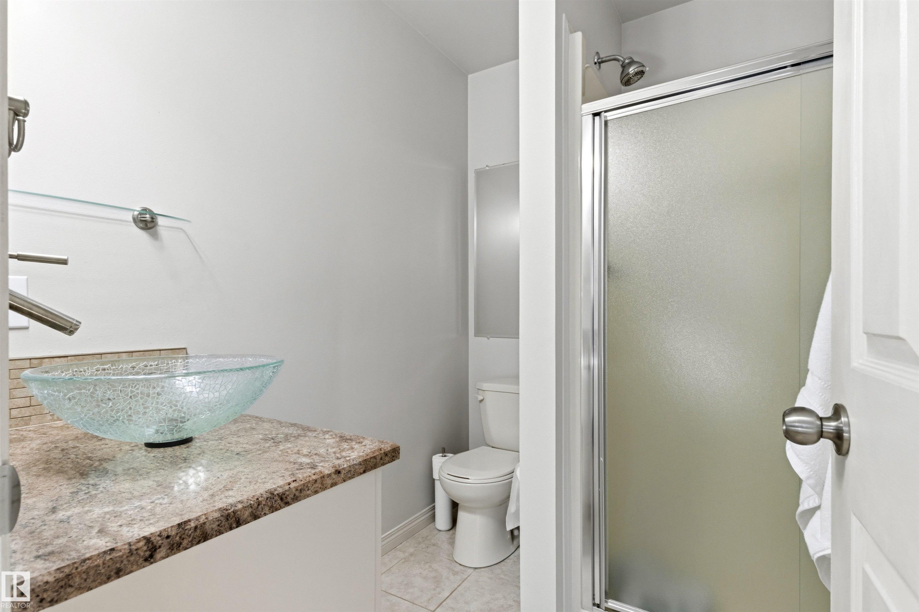 18216 98A Avenue, Edmonton, AB - Indoor Photo Showing Bathroom