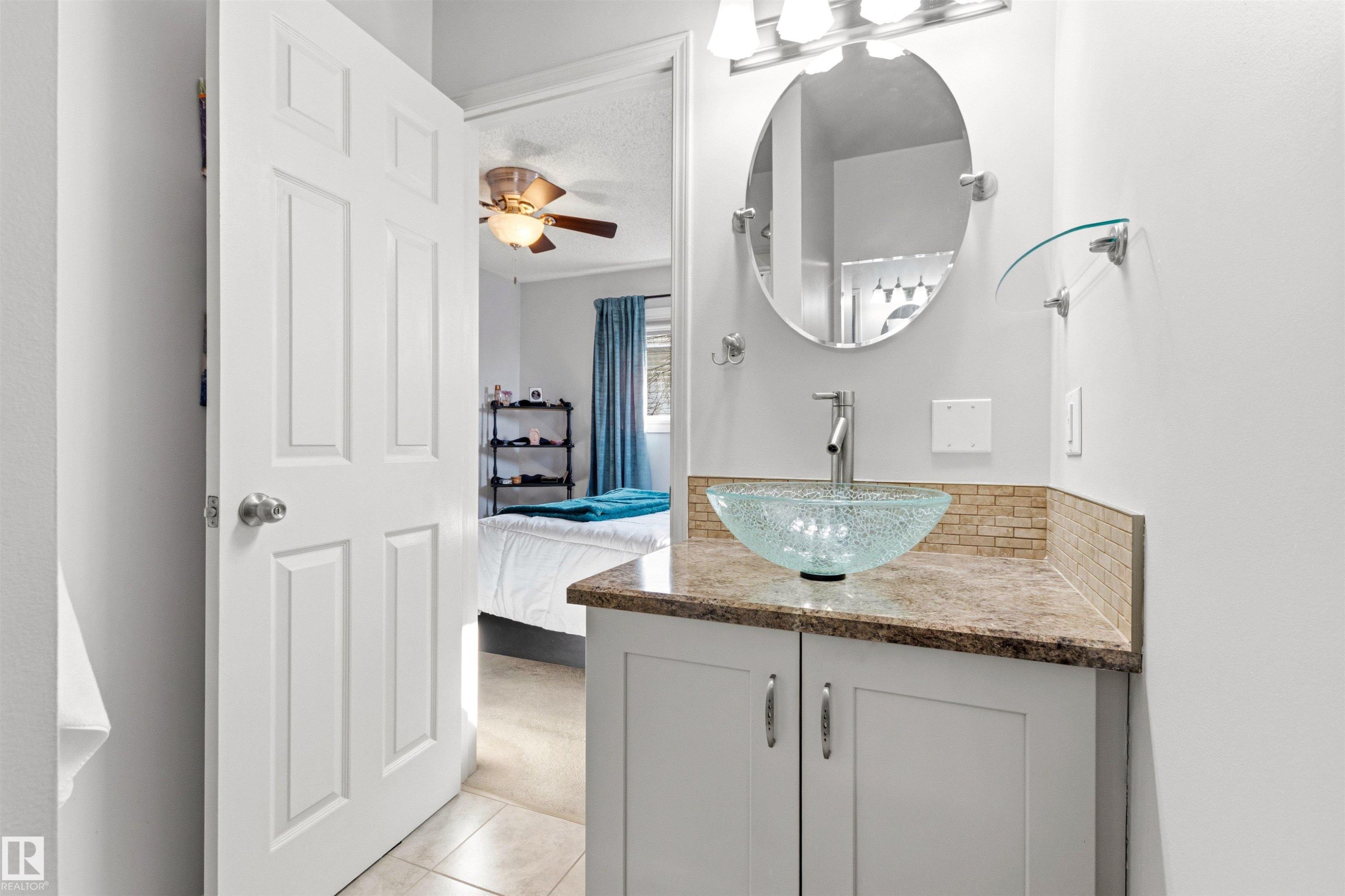 18216 98A Avenue, Edmonton, AB - Indoor Photo Showing Bathroom