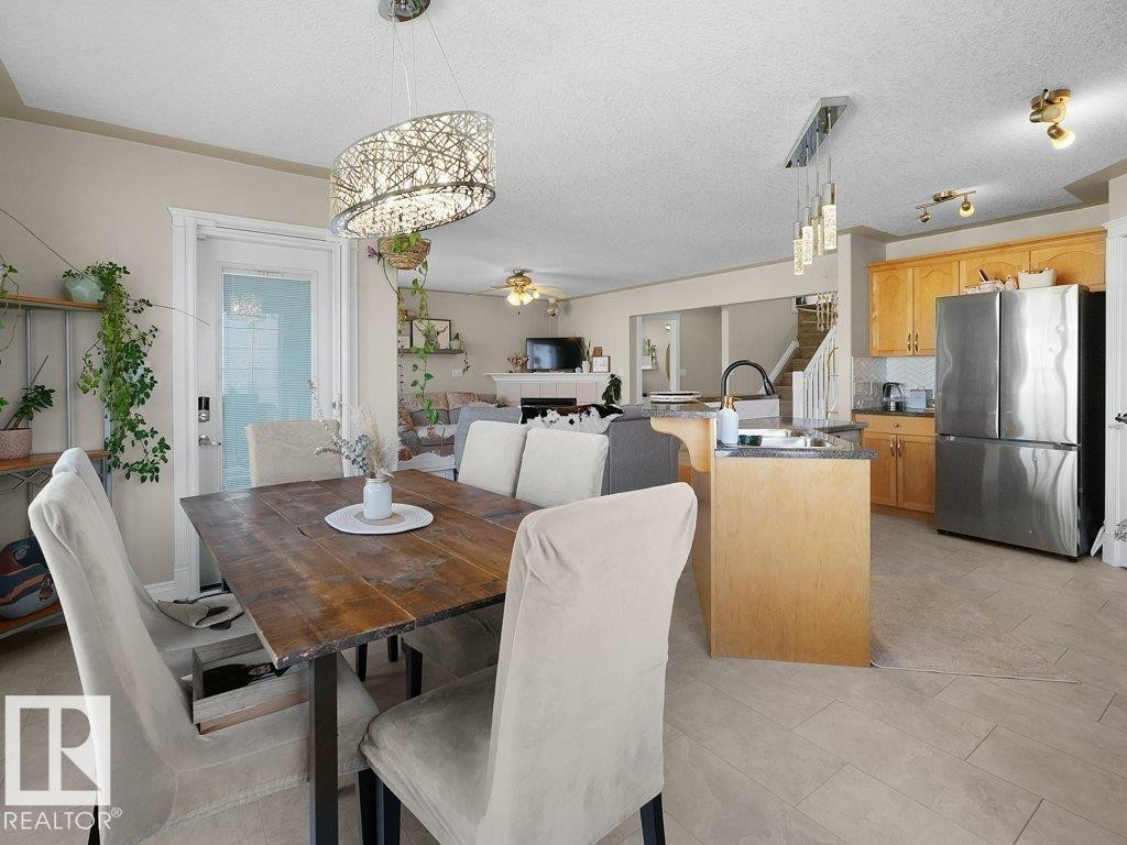 1476 Mcmillian Way, Edmonton, AB - Indoor Photo Showing Dining Room