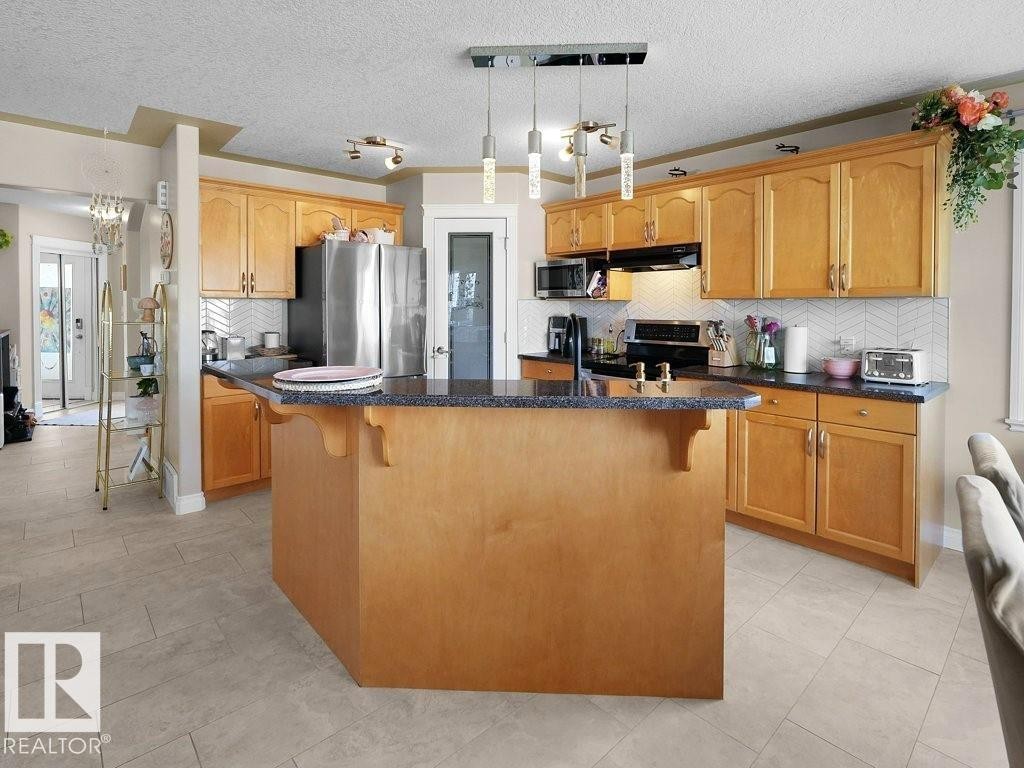 1476 Mcmillian Way, Edmonton, AB - Indoor Photo Showing Kitchen