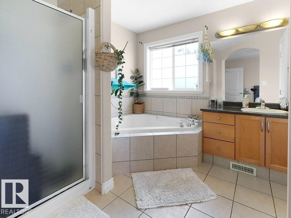 1476 Mcmillian Way, Edmonton, AB - Indoor Photo Showing Bathroom
