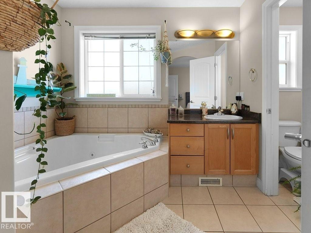 1476 Mcmillian Way, Edmonton, AB - Indoor Photo Showing Bathroom