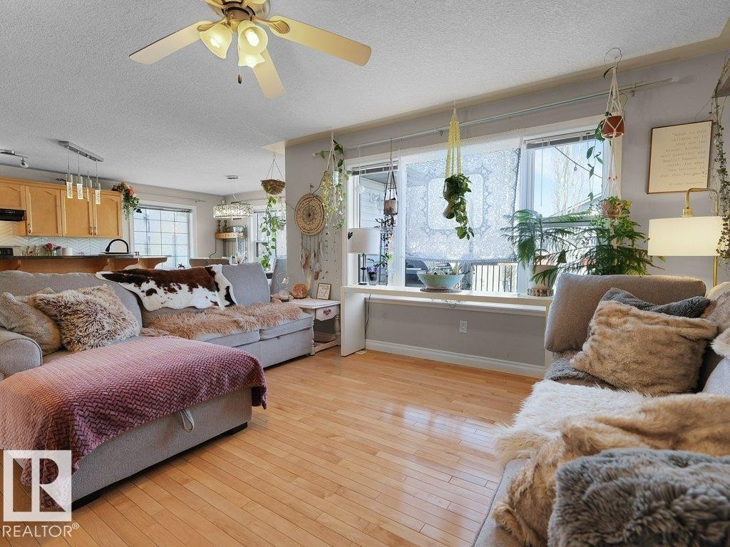 1476 Mcmillian Way, Edmonton, AB - Indoor Photo Showing Living Room