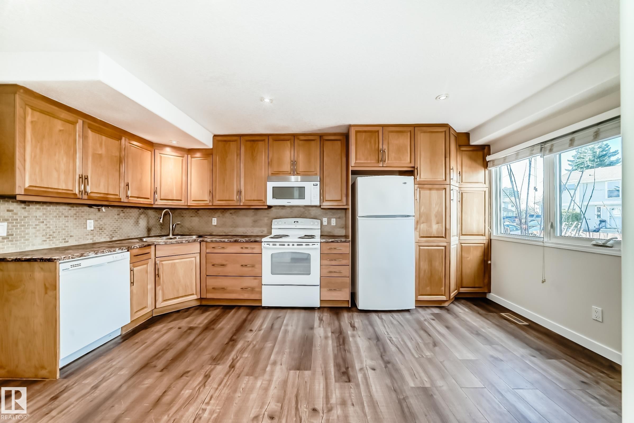 3139 109 Street, Edmonton, AB - Indoor Photo Showing Kitchen