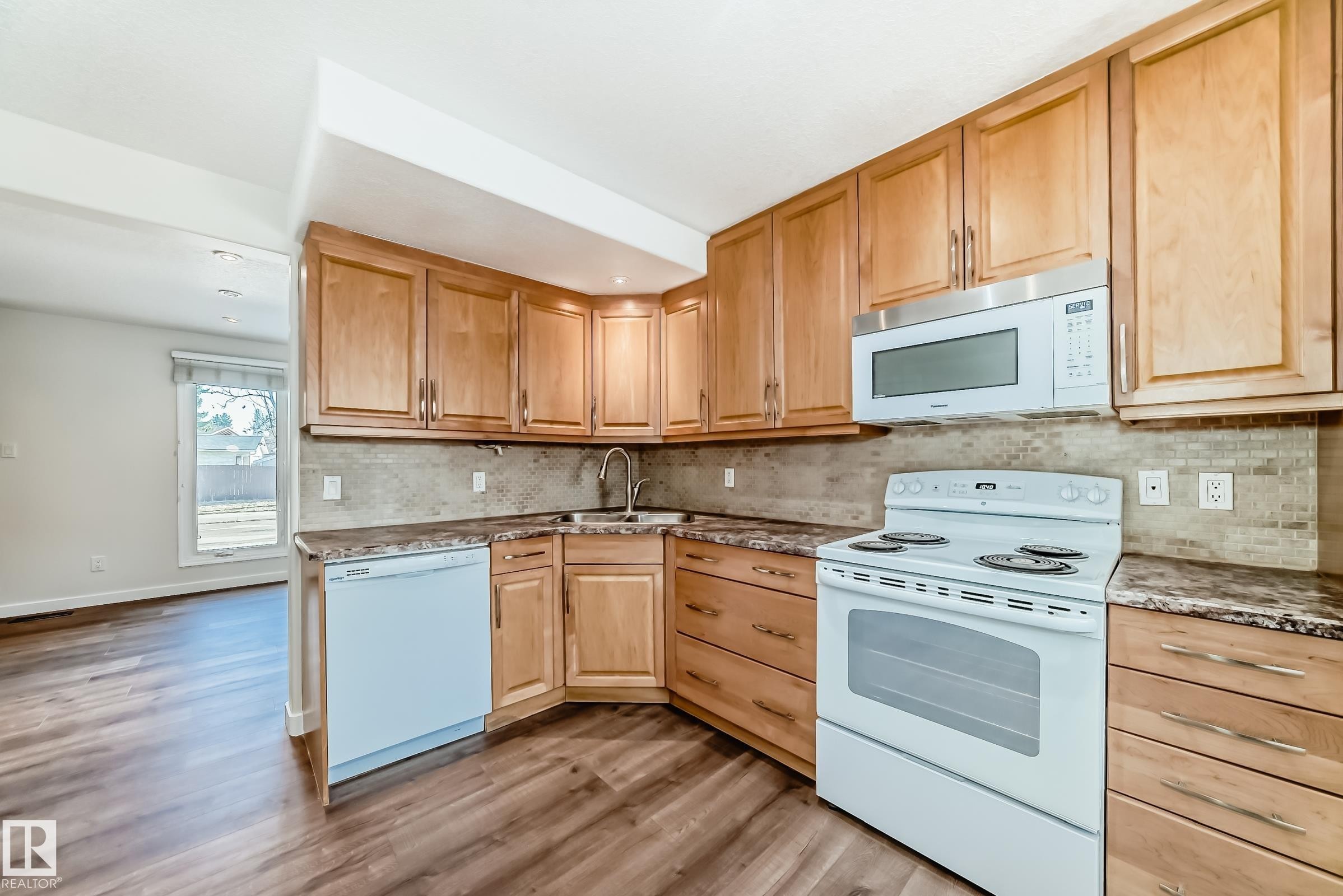 3139 109 Street, Edmonton, AB - Indoor Photo Showing Kitchen